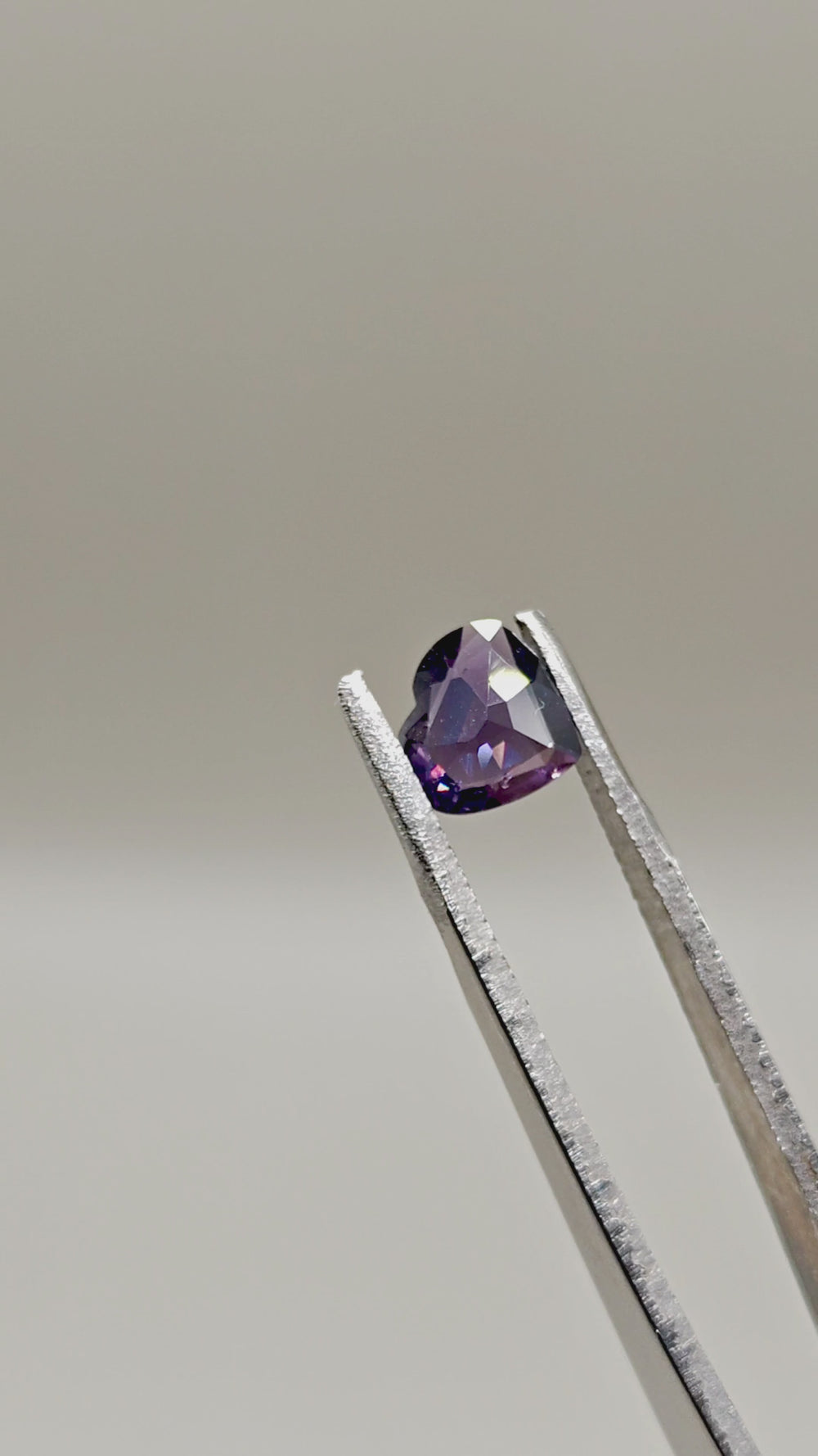 Natural Spinel 1.56 ct Heart – video 2