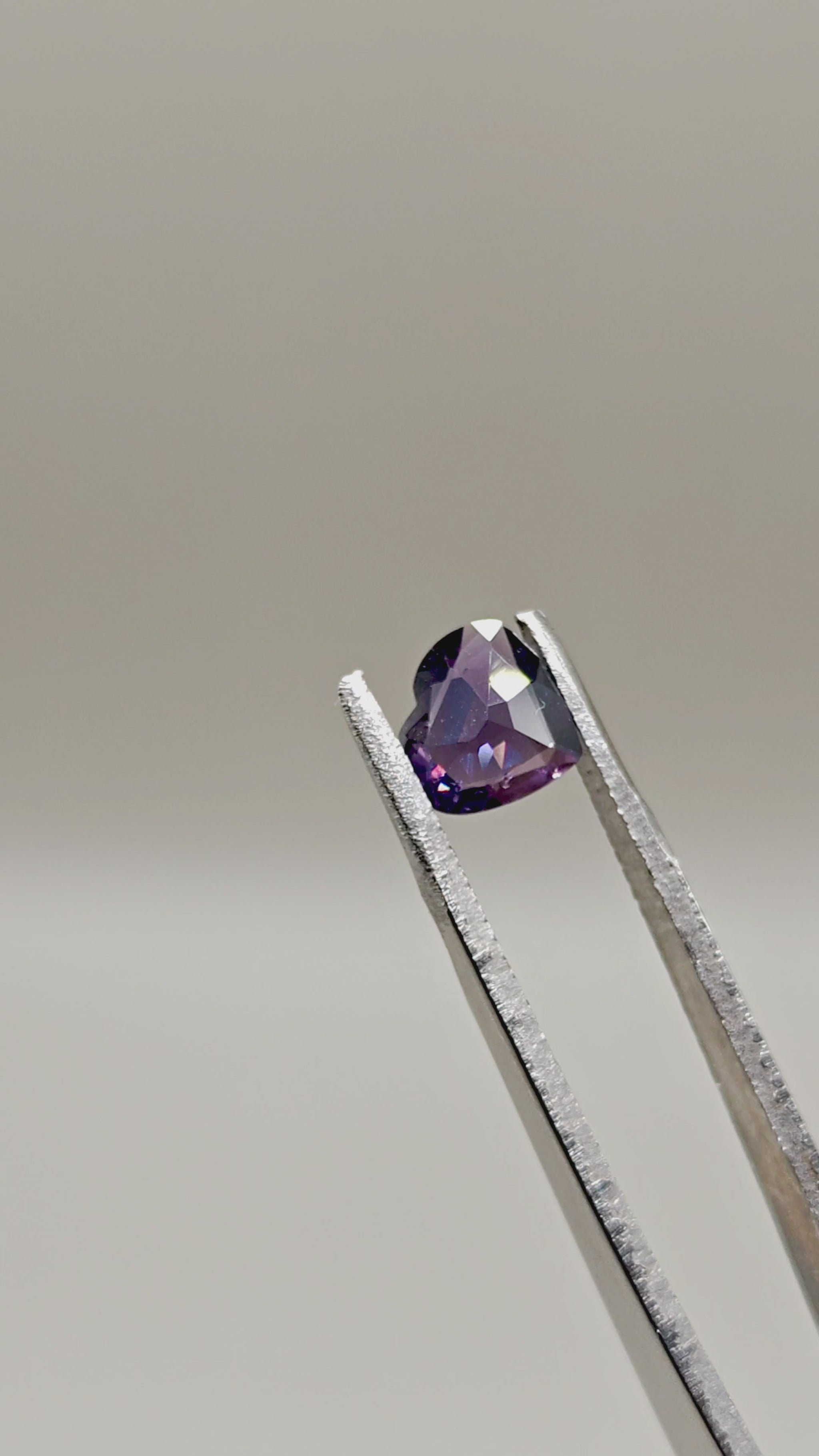Natural Spinel 1.56 ct Heart – video 2