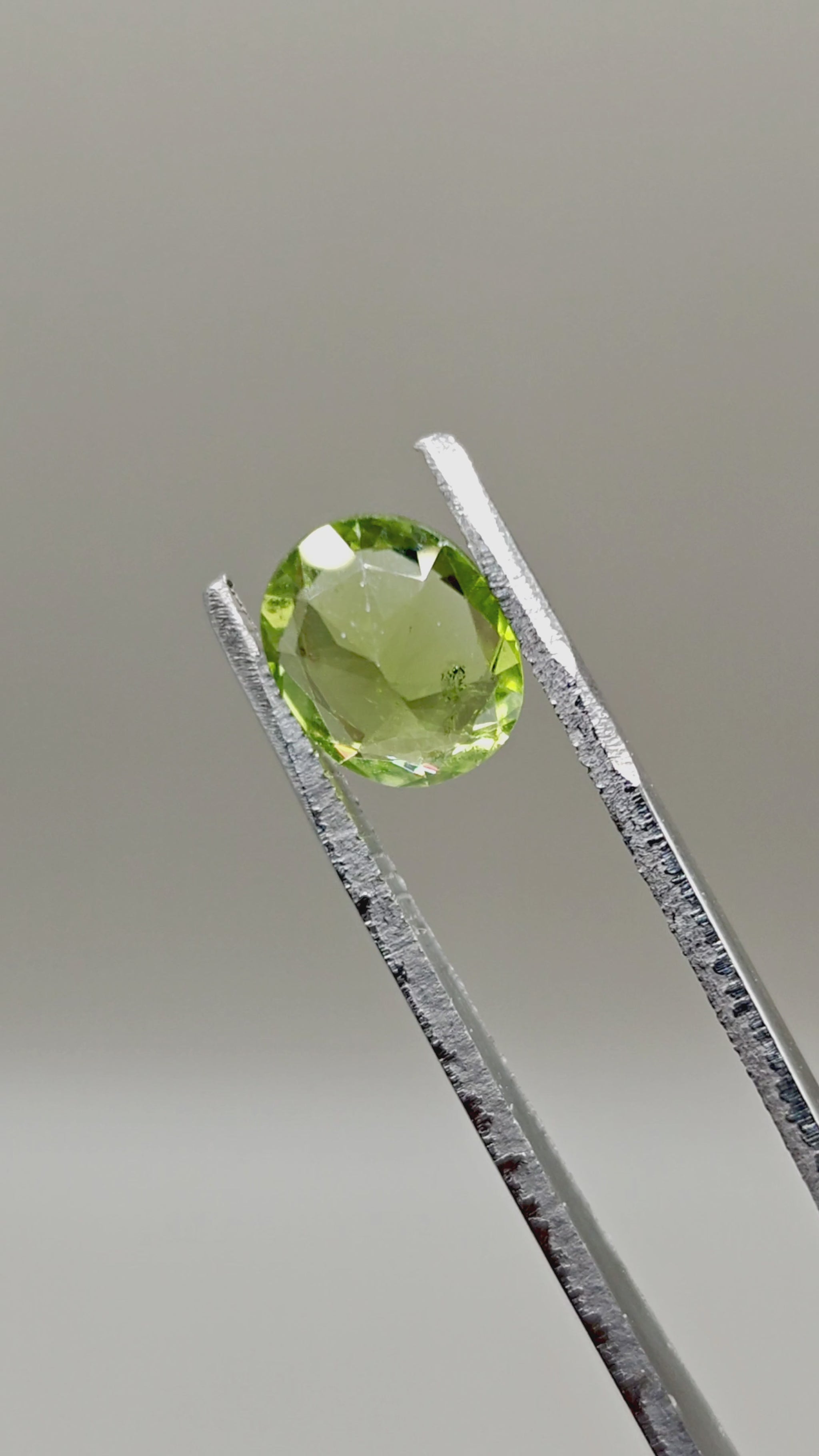 Natural Peridot Pair 2.91 ct + 2.91 ct Oval – video 4