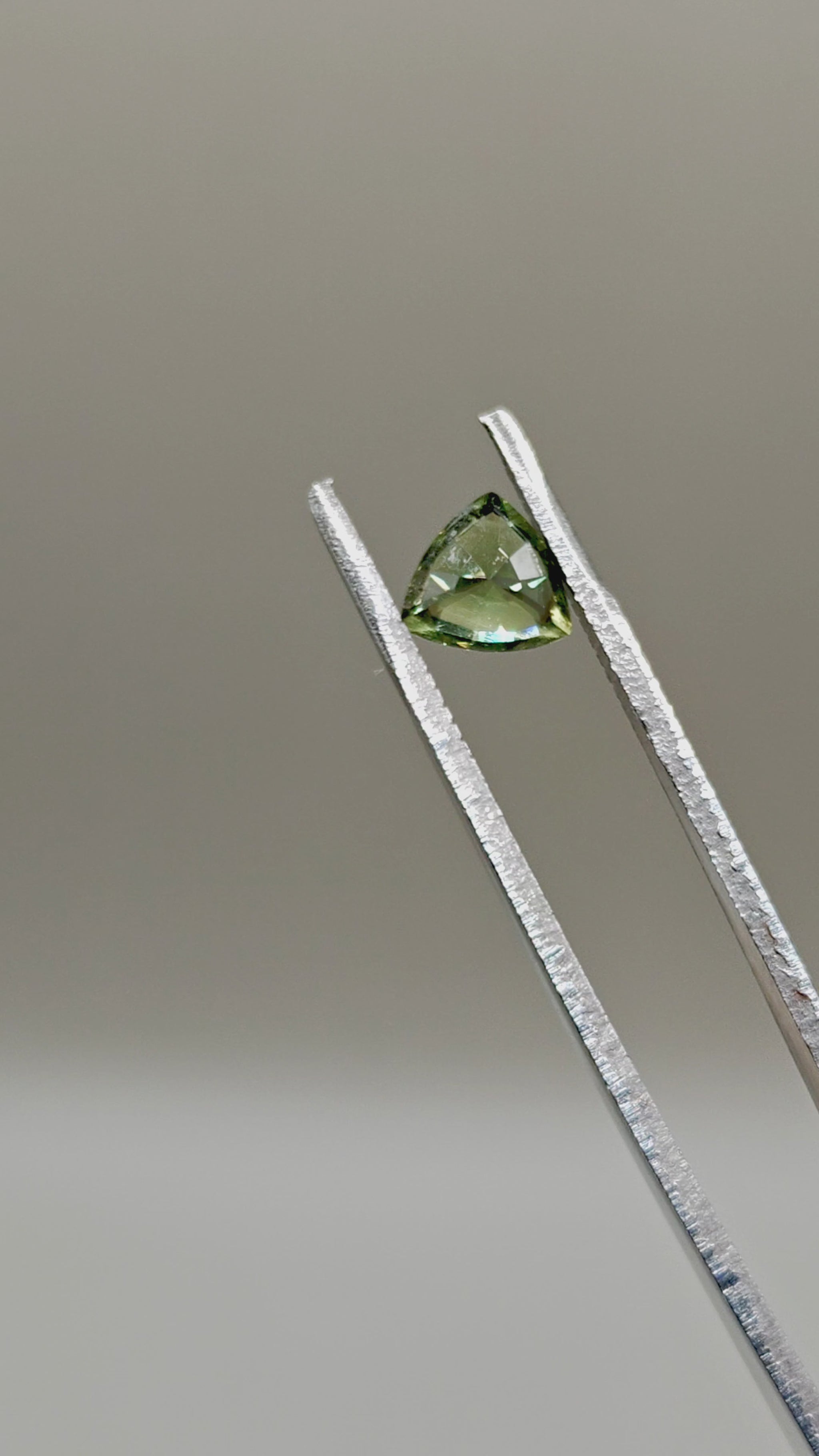 Natural Sapphire 1.41 ct Trillion – video 2