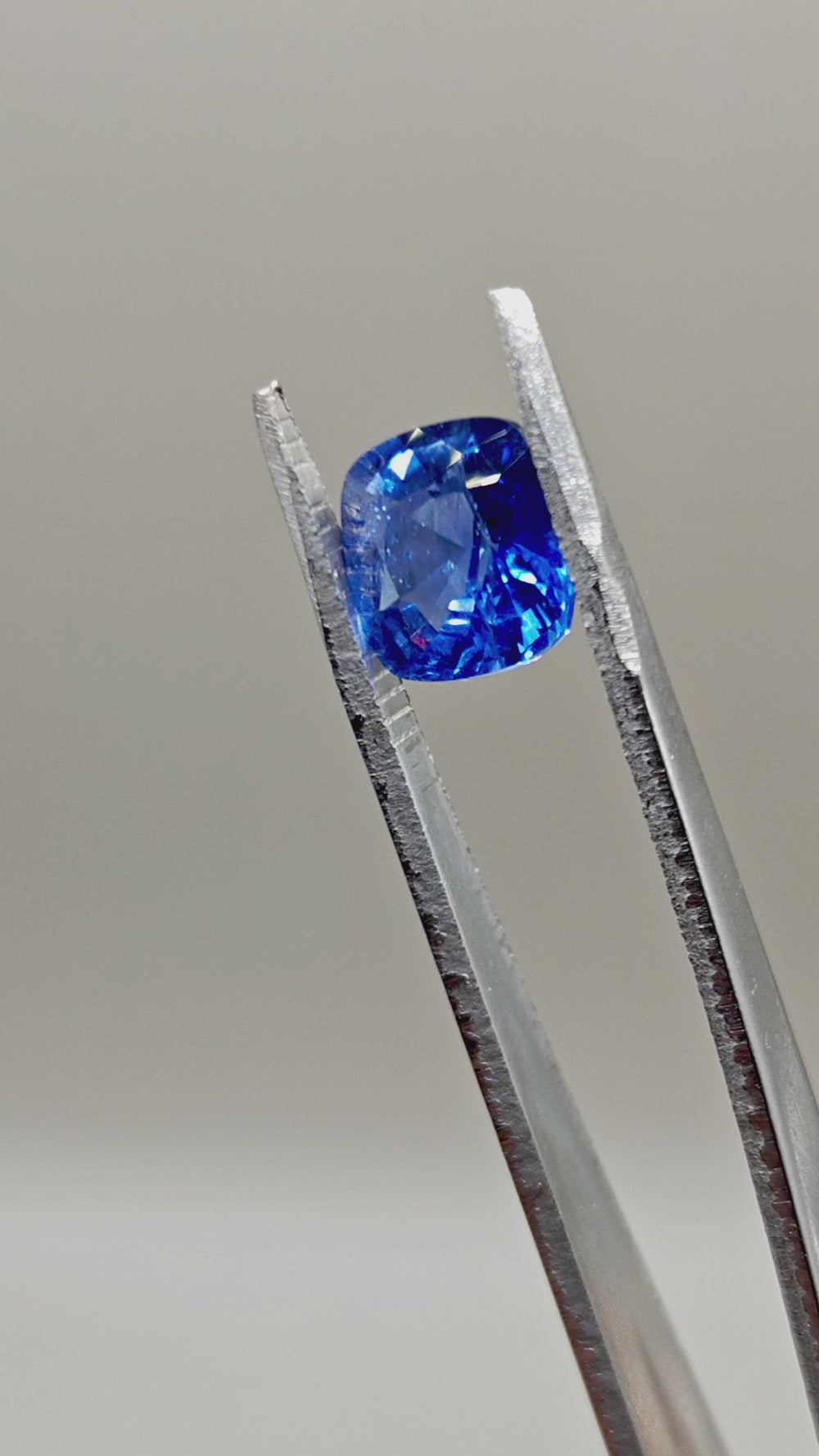 Natural Ceylon Cornflower Blue Sapphire 3.97 ct Cushion – video 2