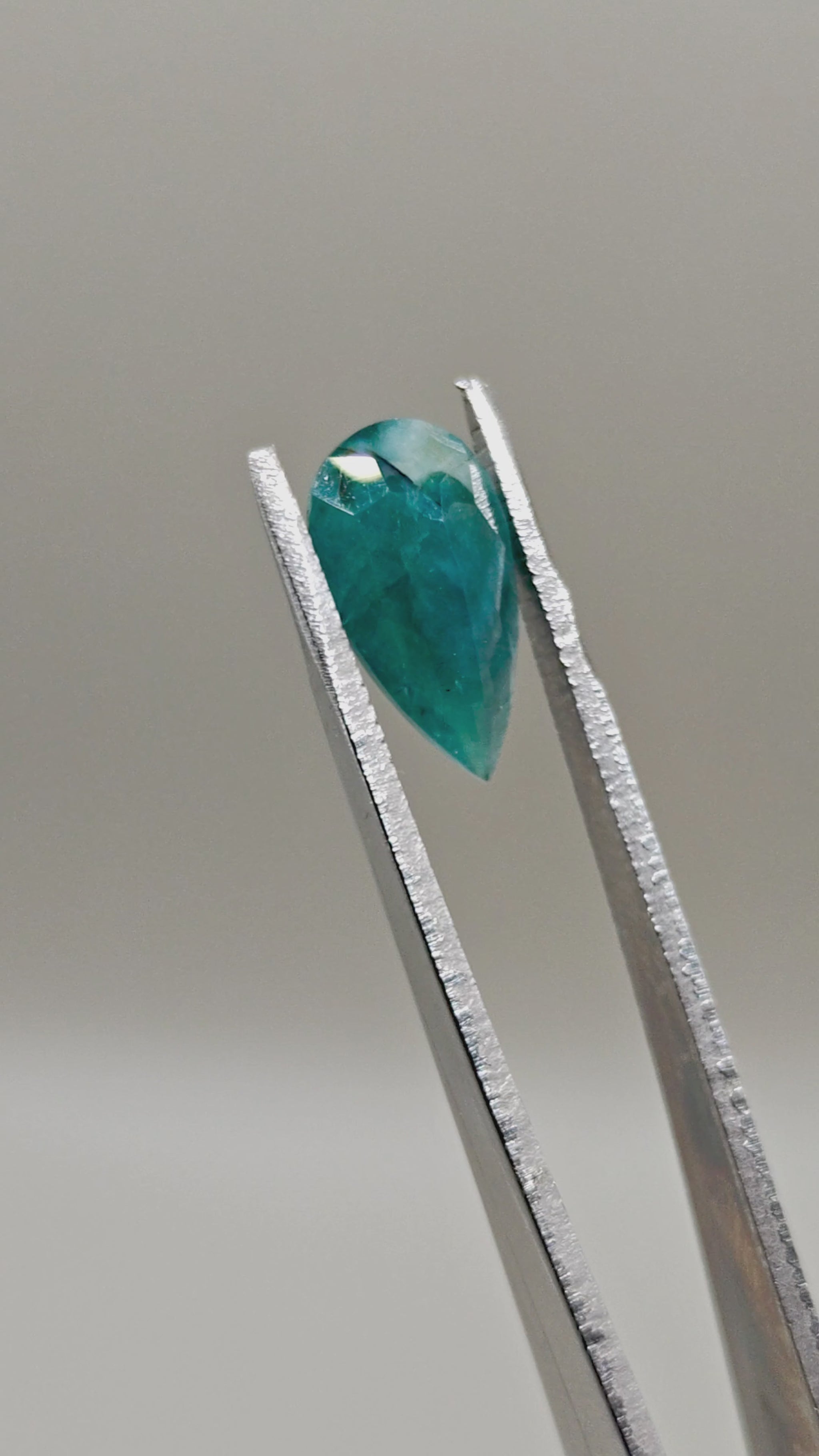 Natural Grandidierite 3.664 ct Pear – video 2