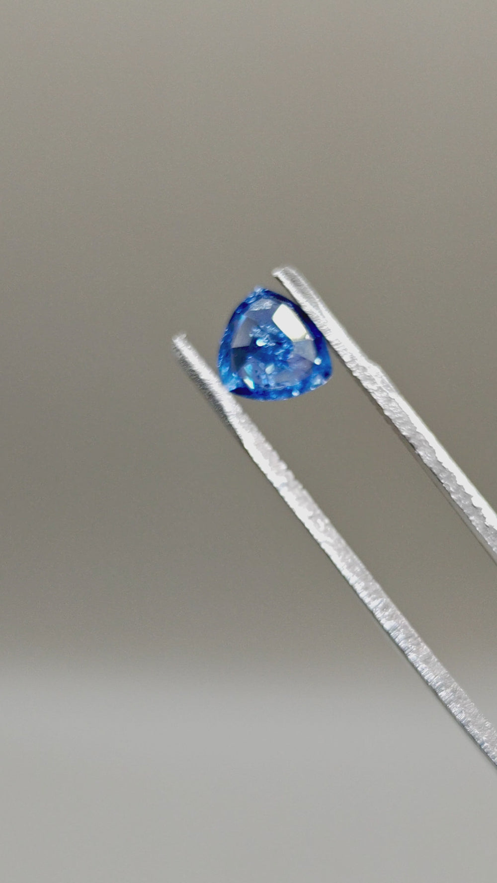 Natural Ceylon Cornflower Blue Sapphire 1.81 ct Triangular – video 2