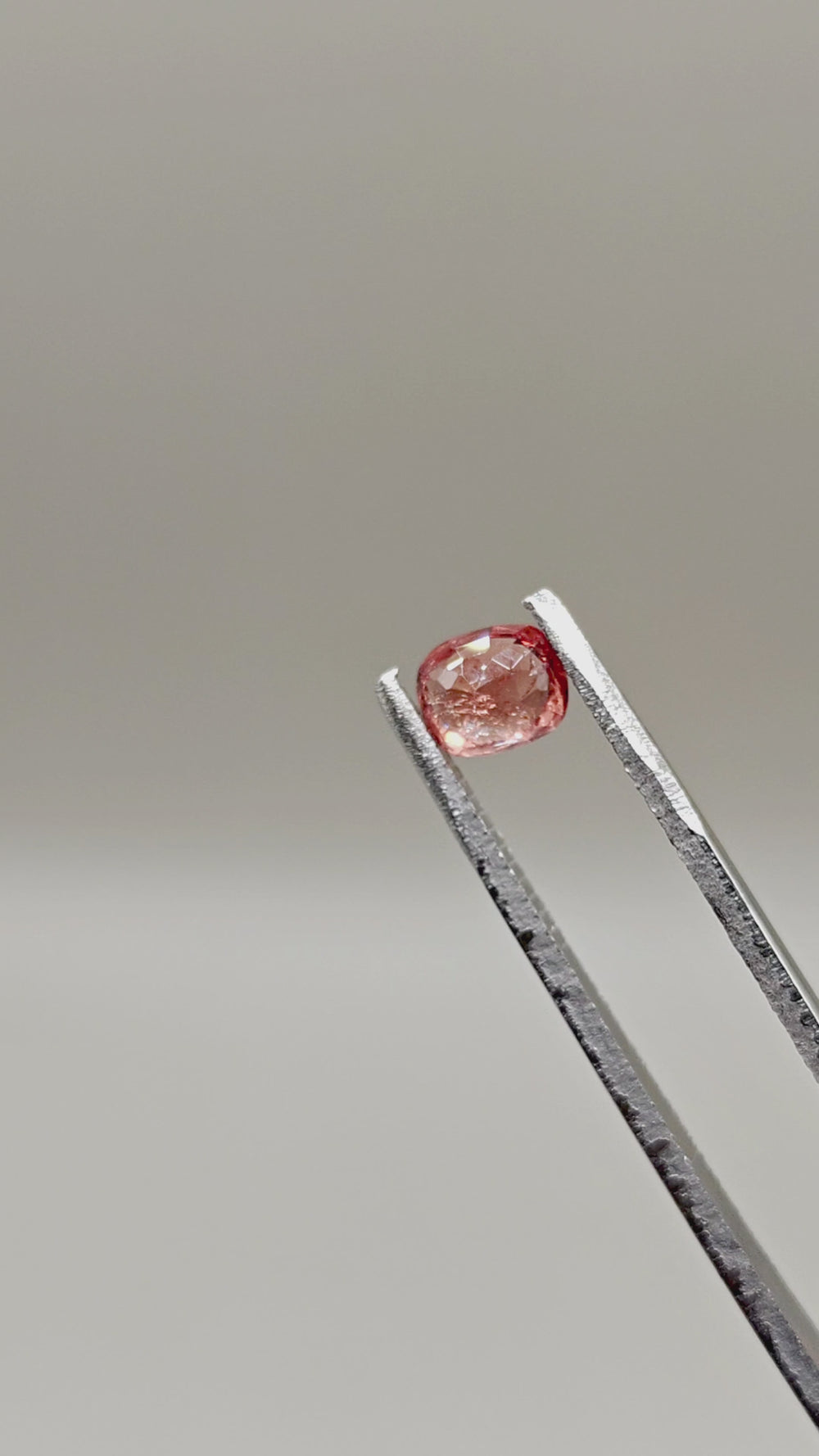 Natural Burmese Spinel 0.97 ct Cushion – video 2