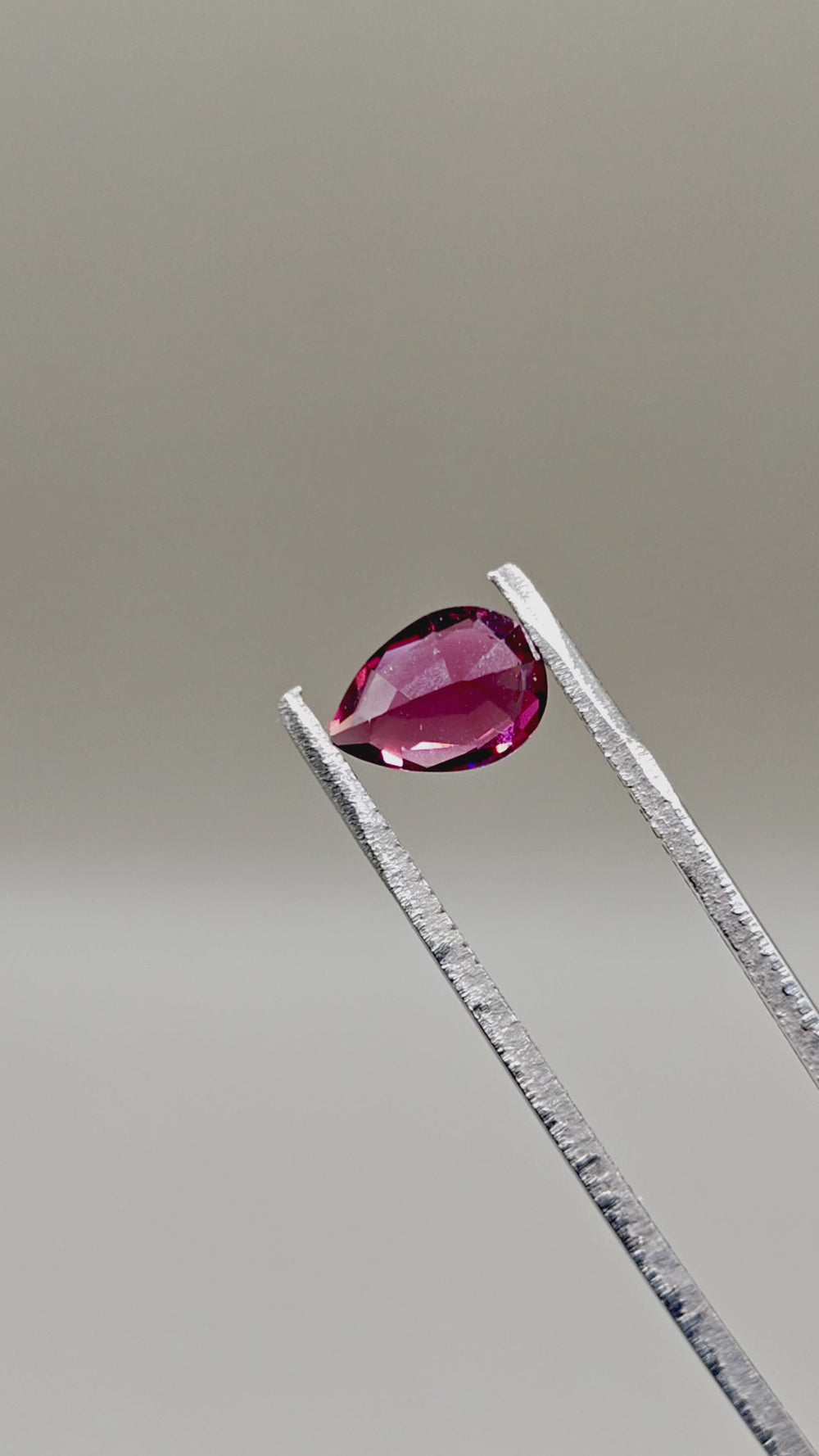 Natural Rhodolite 1.79 ct Pear – video 2