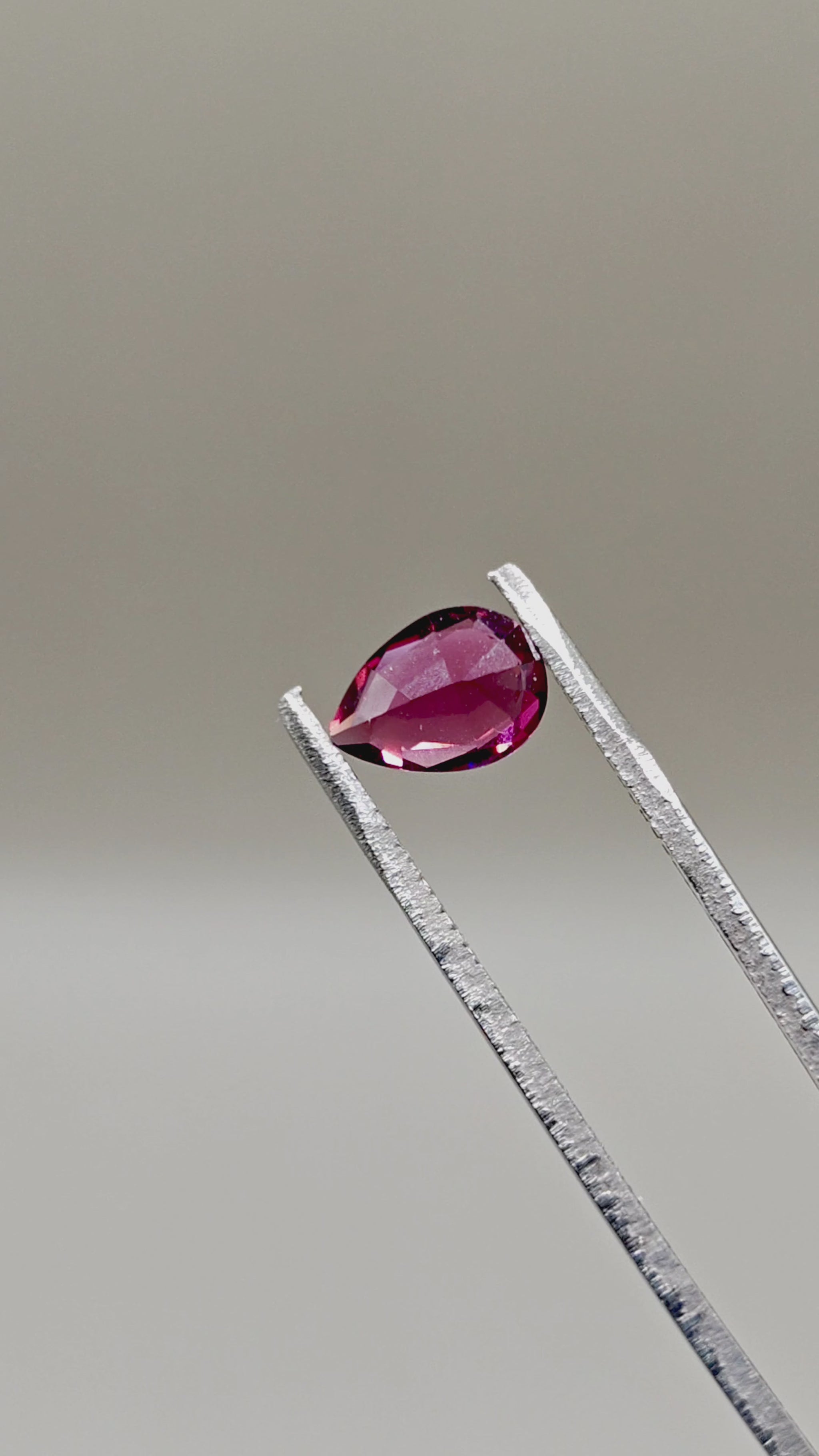 Natural Rhodolite 1.79 ct Pear – video 2