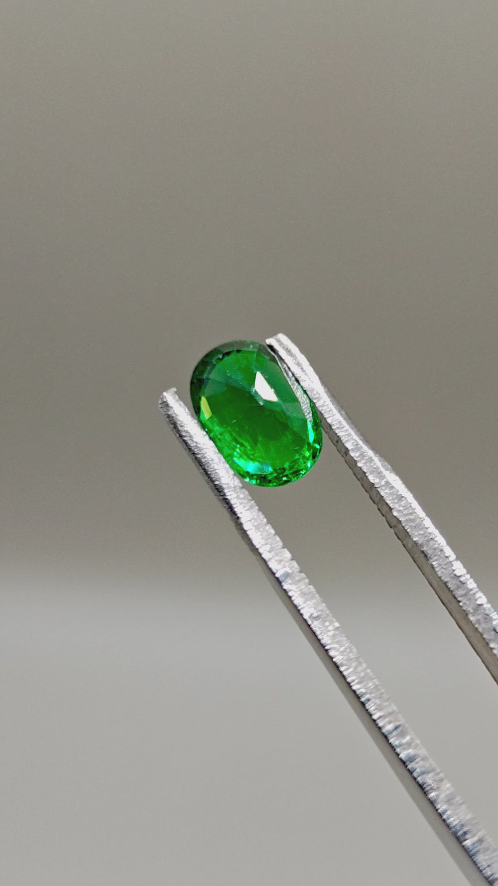 Natural Tsavorite 2.07 ct Oval – video 2