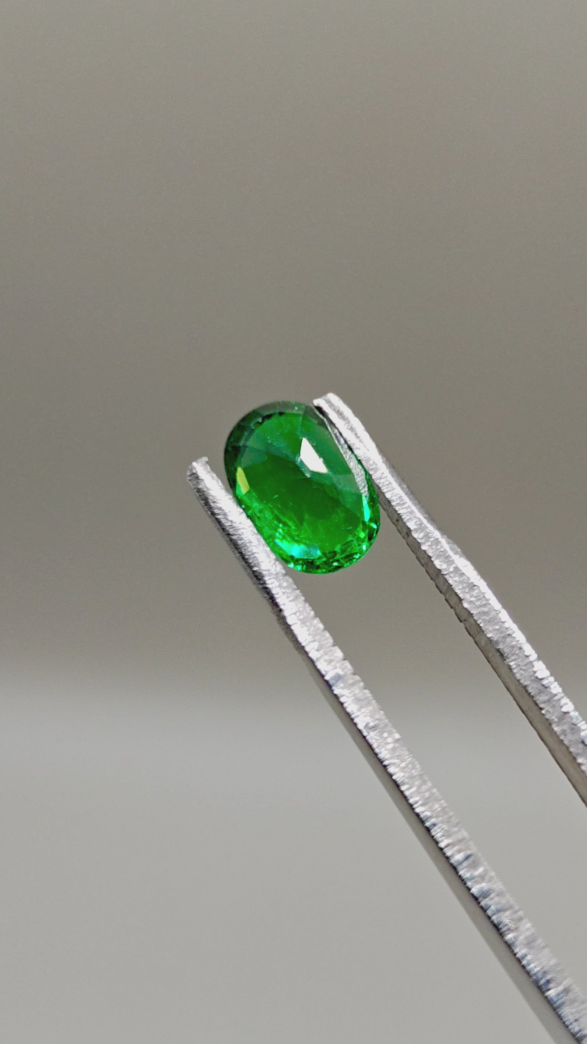 Natural Tsavorite 2.07 ct Oval – video 2