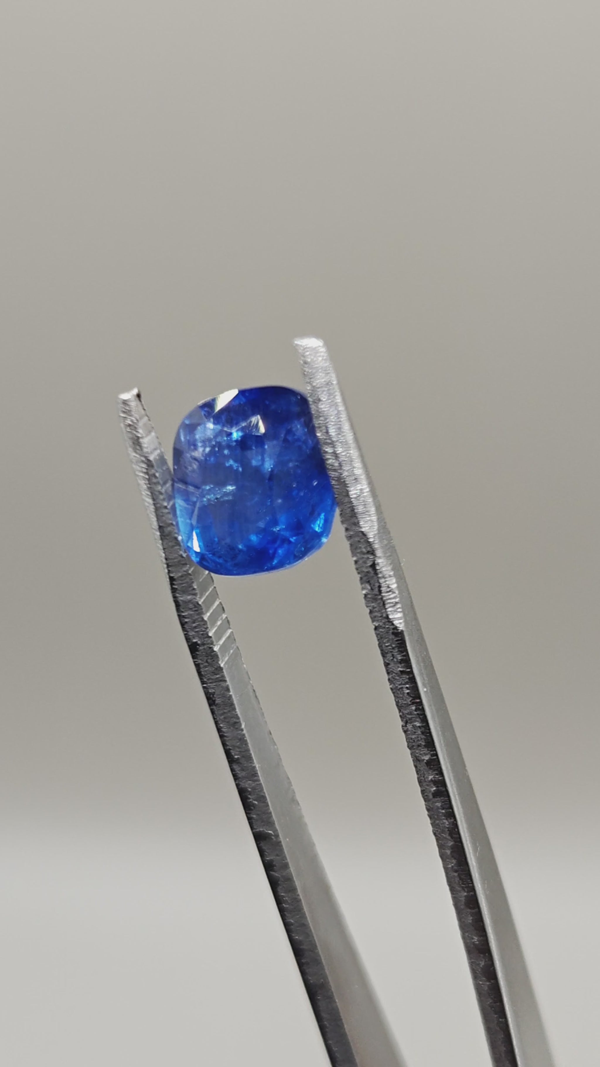 Natural Ceylon Sapphire 3.68 ct Cushion – video 2