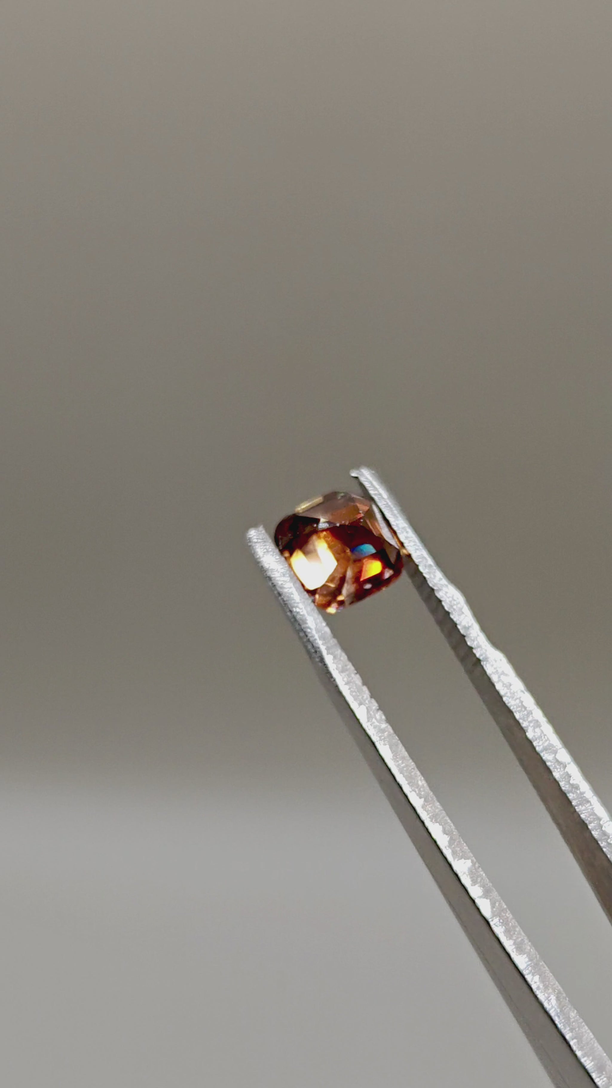 Natural Zircon 2.43 ct Cushion – video 2