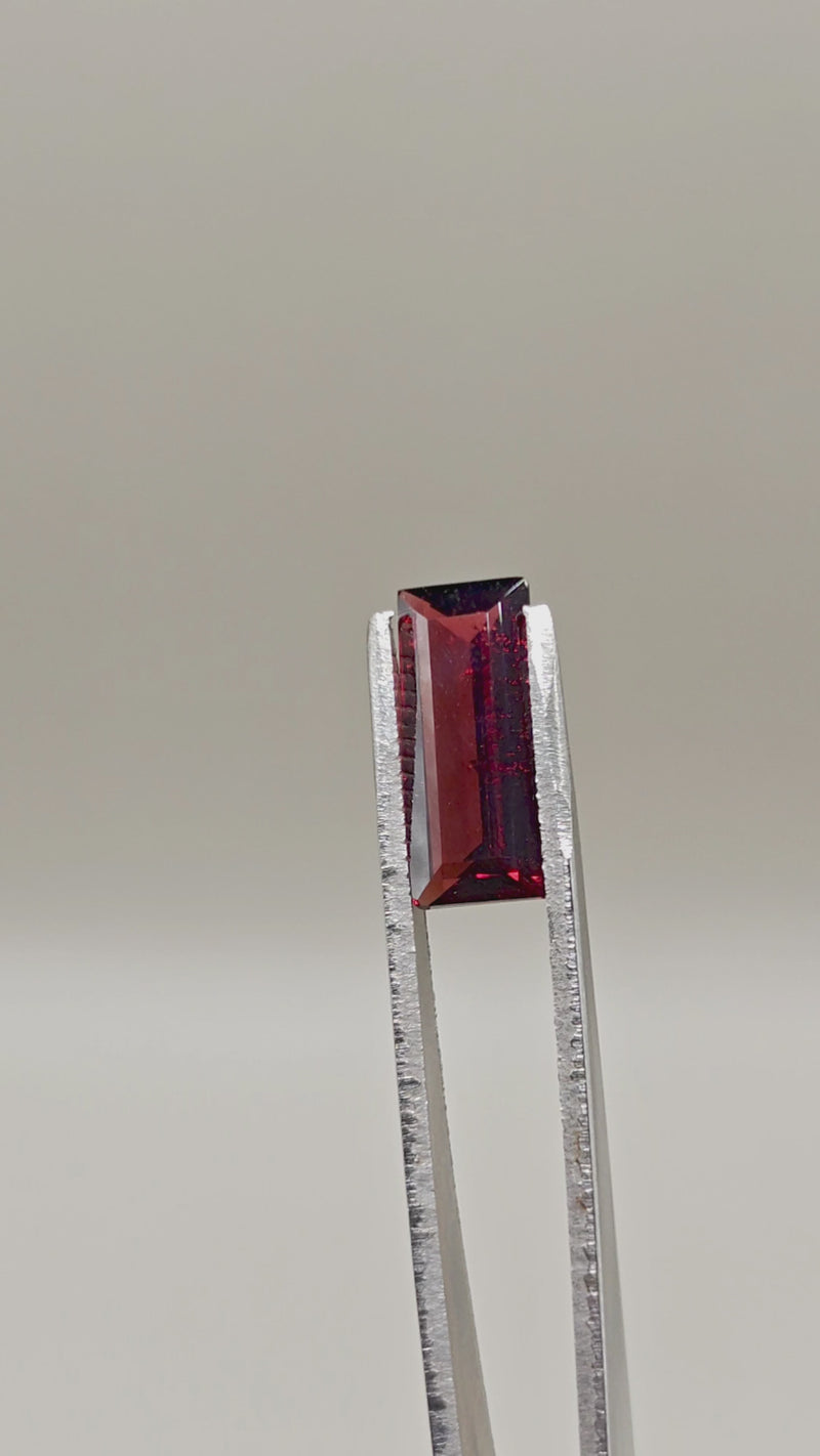 Natural Pyrope Almandine 4.42 ct Baguette – video