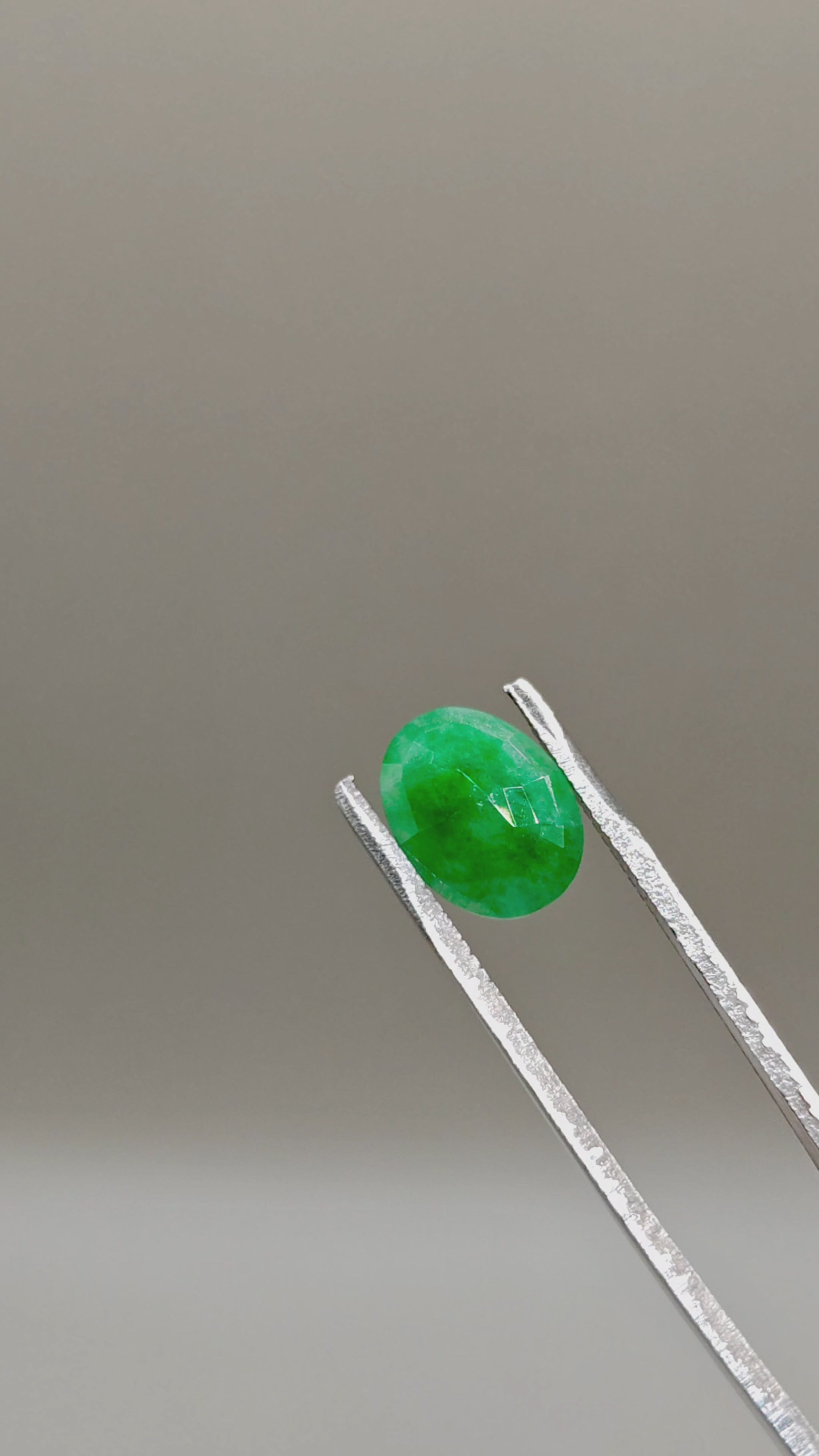 Natural Burmese Jadeite Type A 2.82 ct Oval – video 2