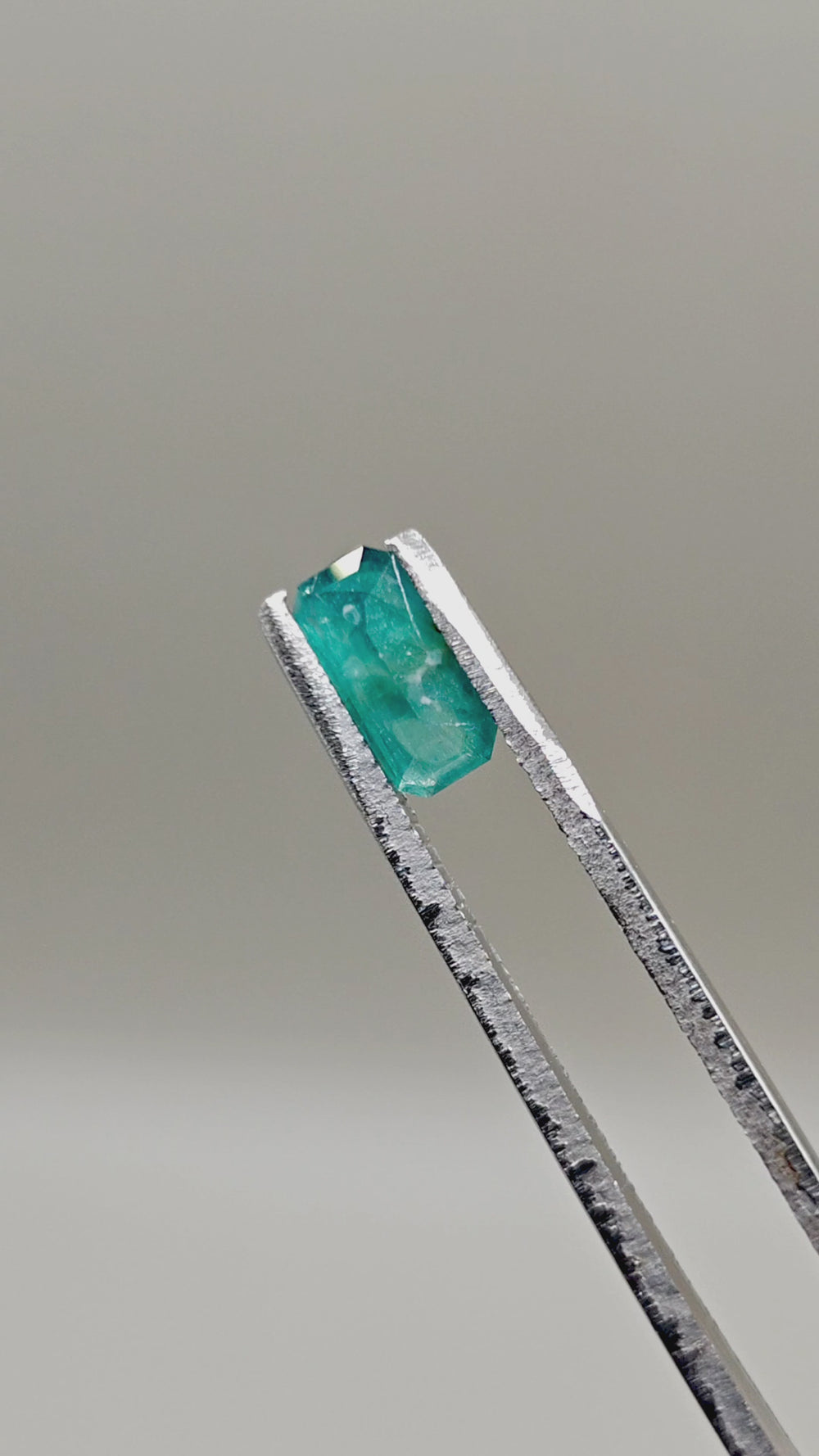 Natural Grandidierite 0.88 ct Octagonal – video 2