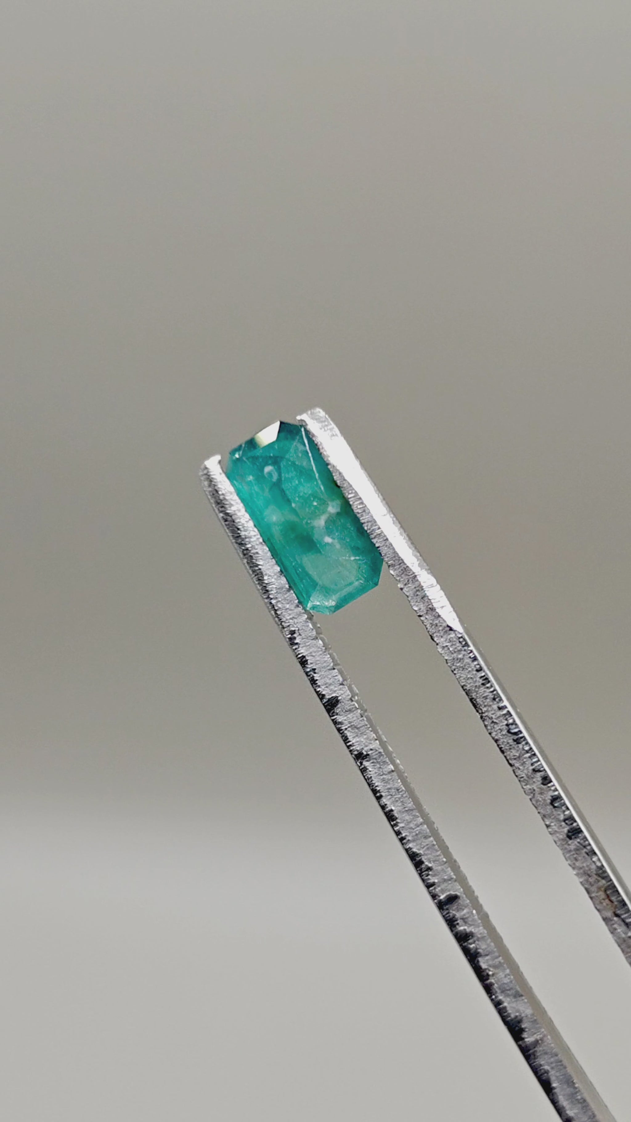 Natural Grandidierite 0.88 ct Octagonal – video 2