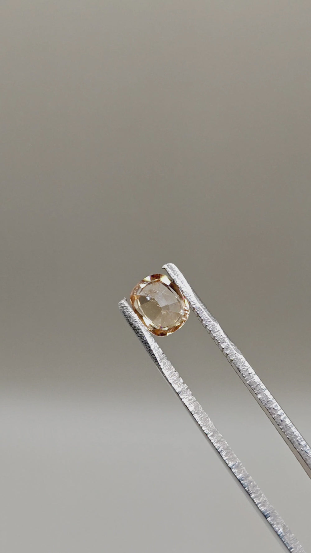 Natural Zircon 1.61 ct Cushion – video 2