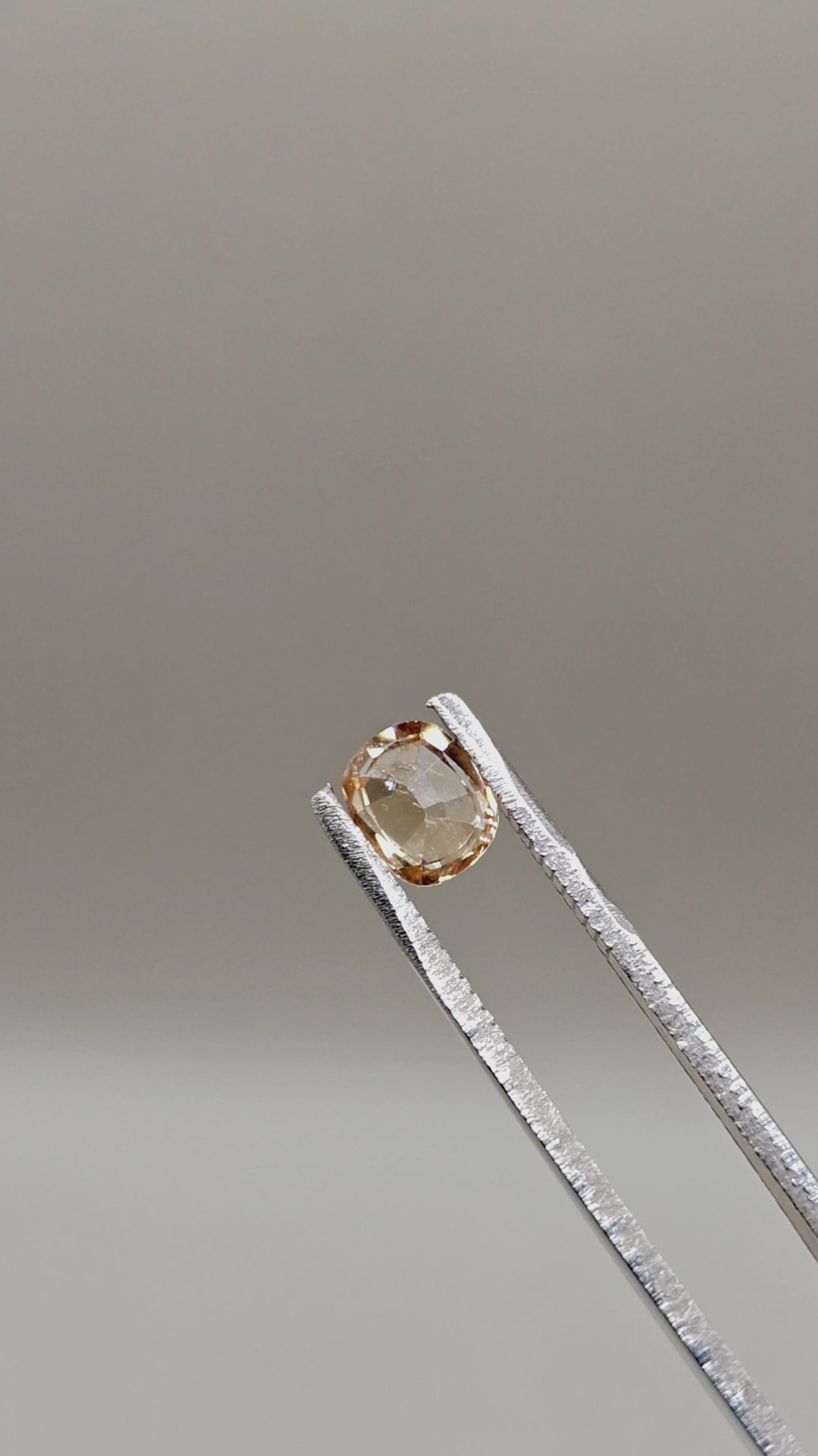 Natural Zircon 1.61 ct Cushion – video 2