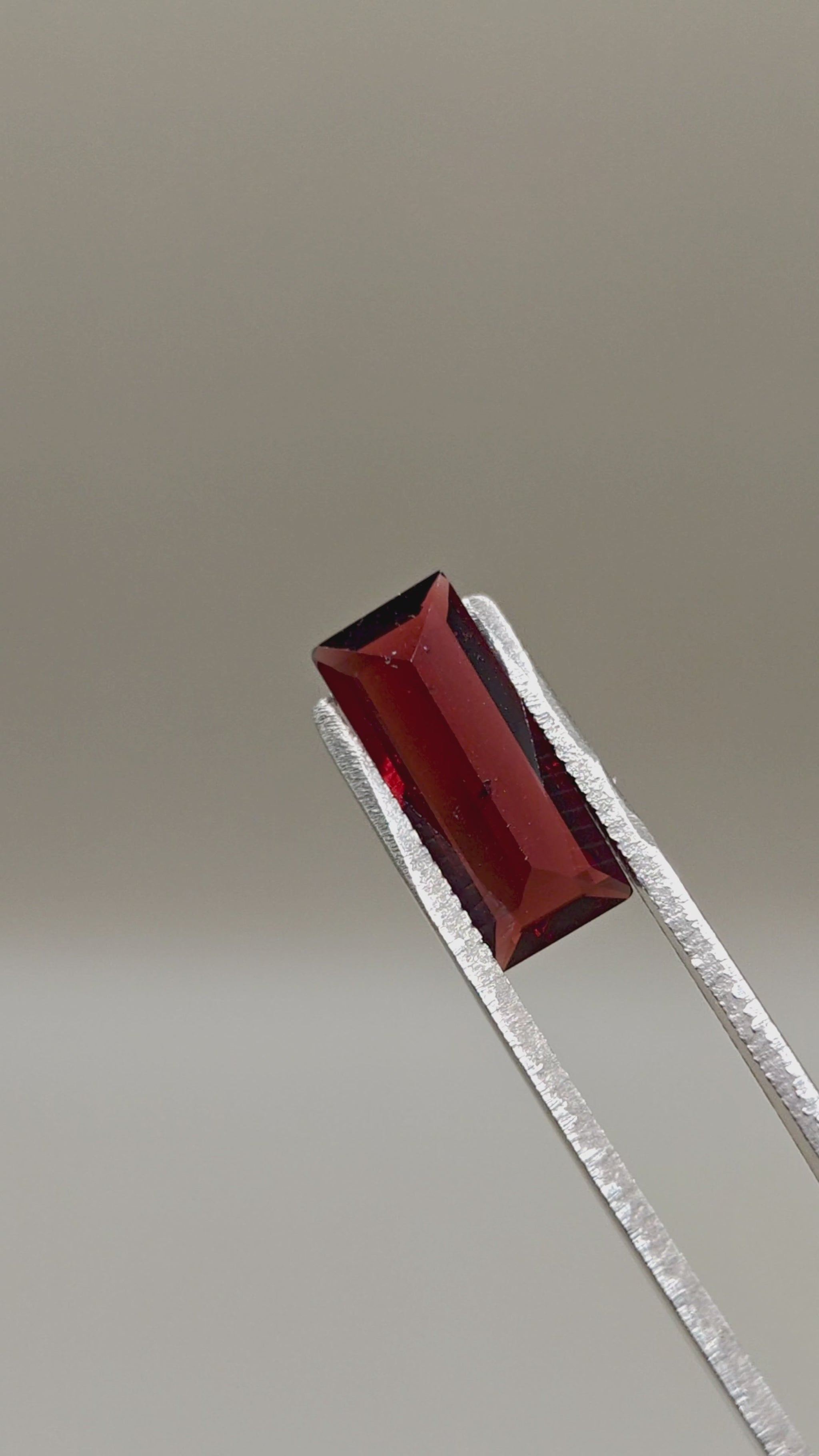 Natural Pyrope Almandine 4.42 ct Baguette – video 3