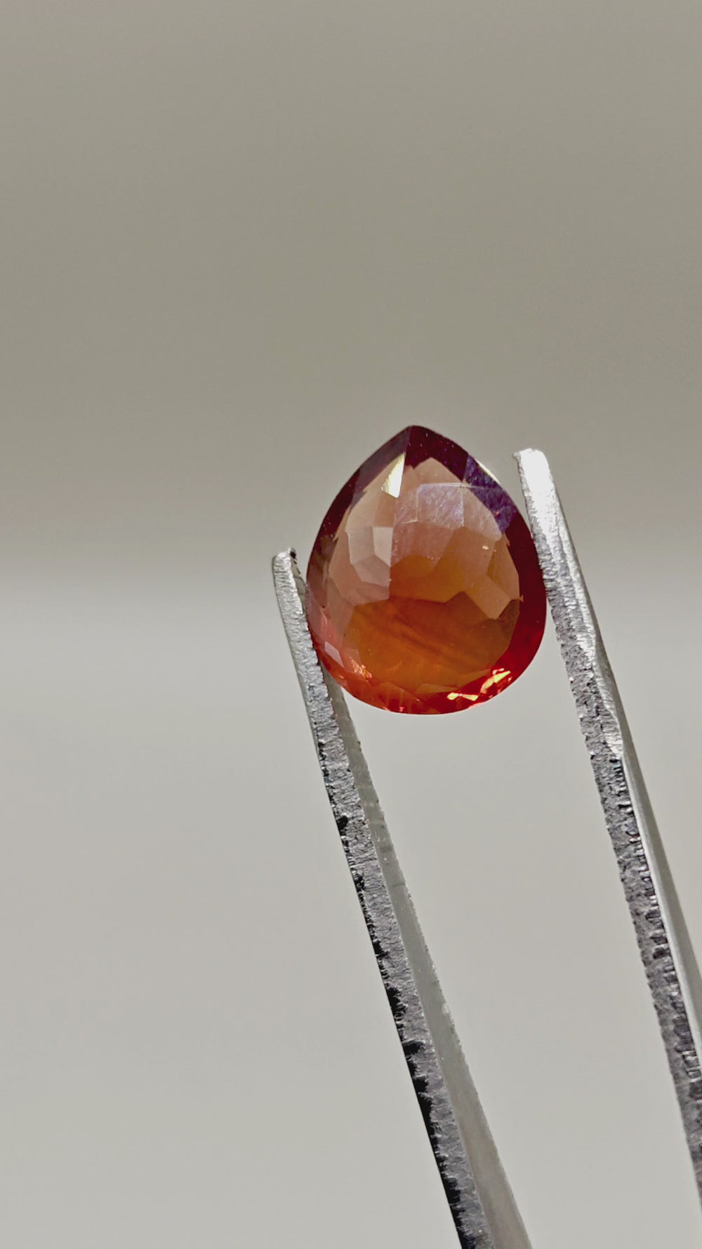 Natural Spessartite 6.11 ct Pear – video 2