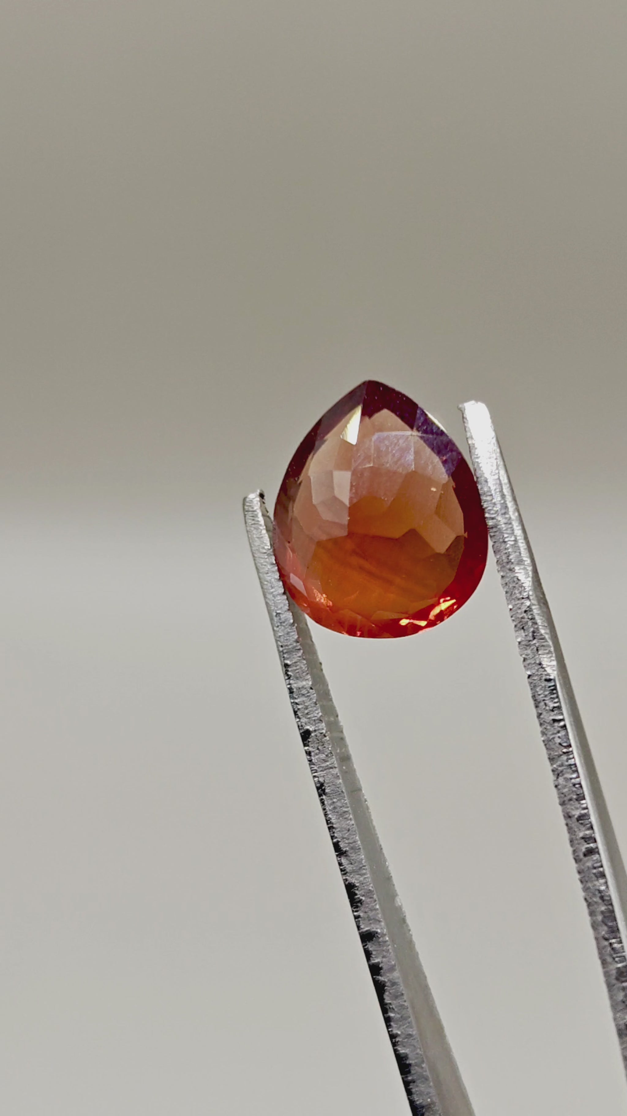 Natural Spessartite 6.11 ct Pear – video 2