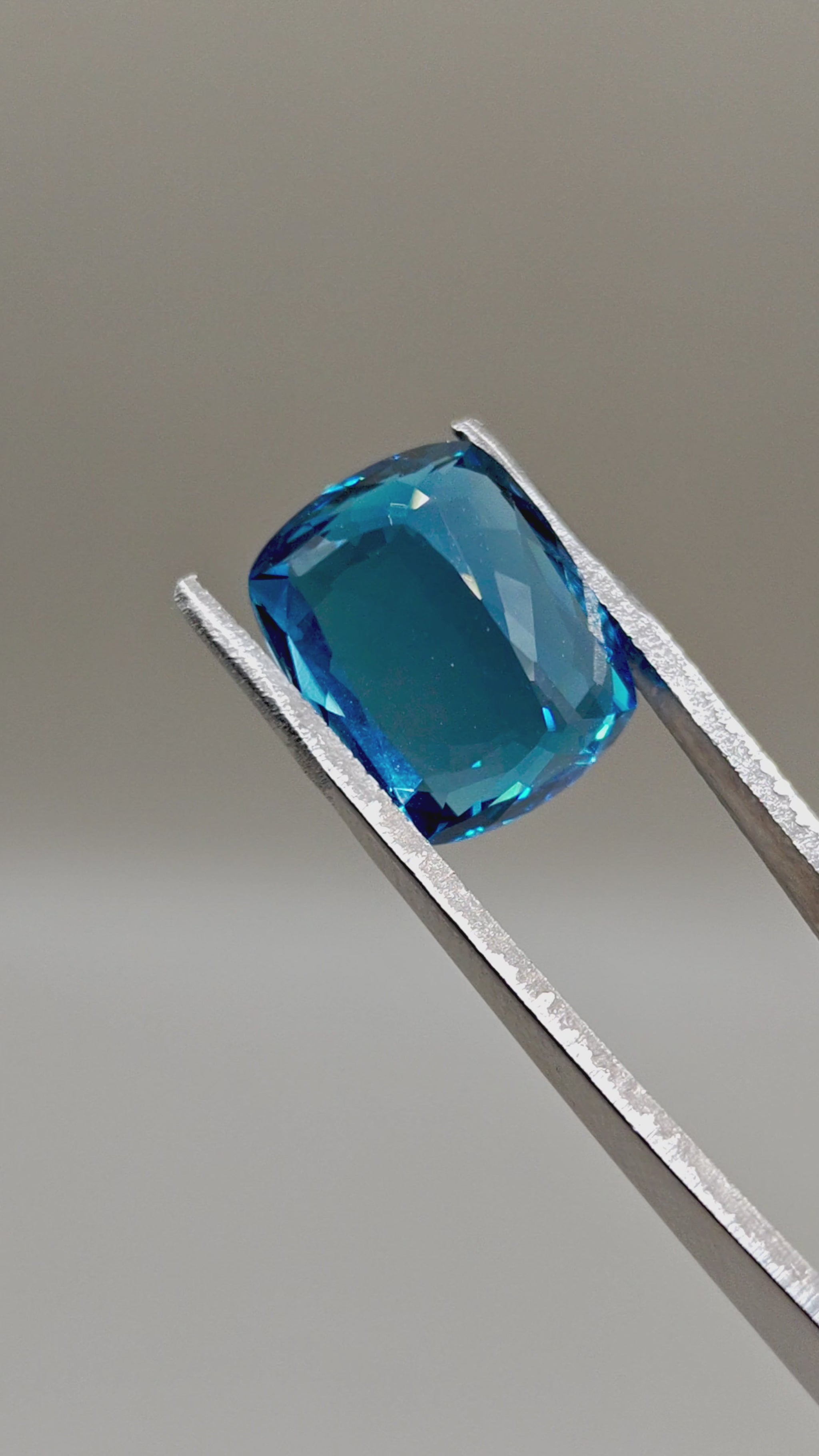 Natural London Blue Topaz (Irradiated) 14.79 ct Cushion – video 2