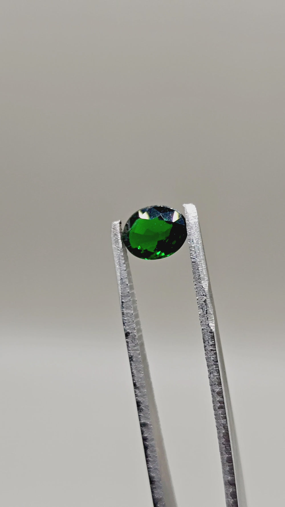 Natural Tsavorite 1.12 ct Oval – video