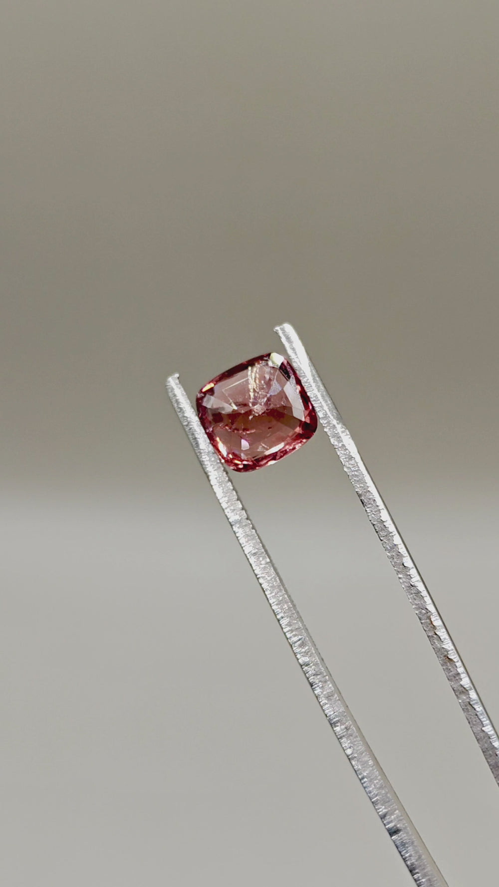 Natural Vanadium Spinel 2.59 ct Cushion – video 2