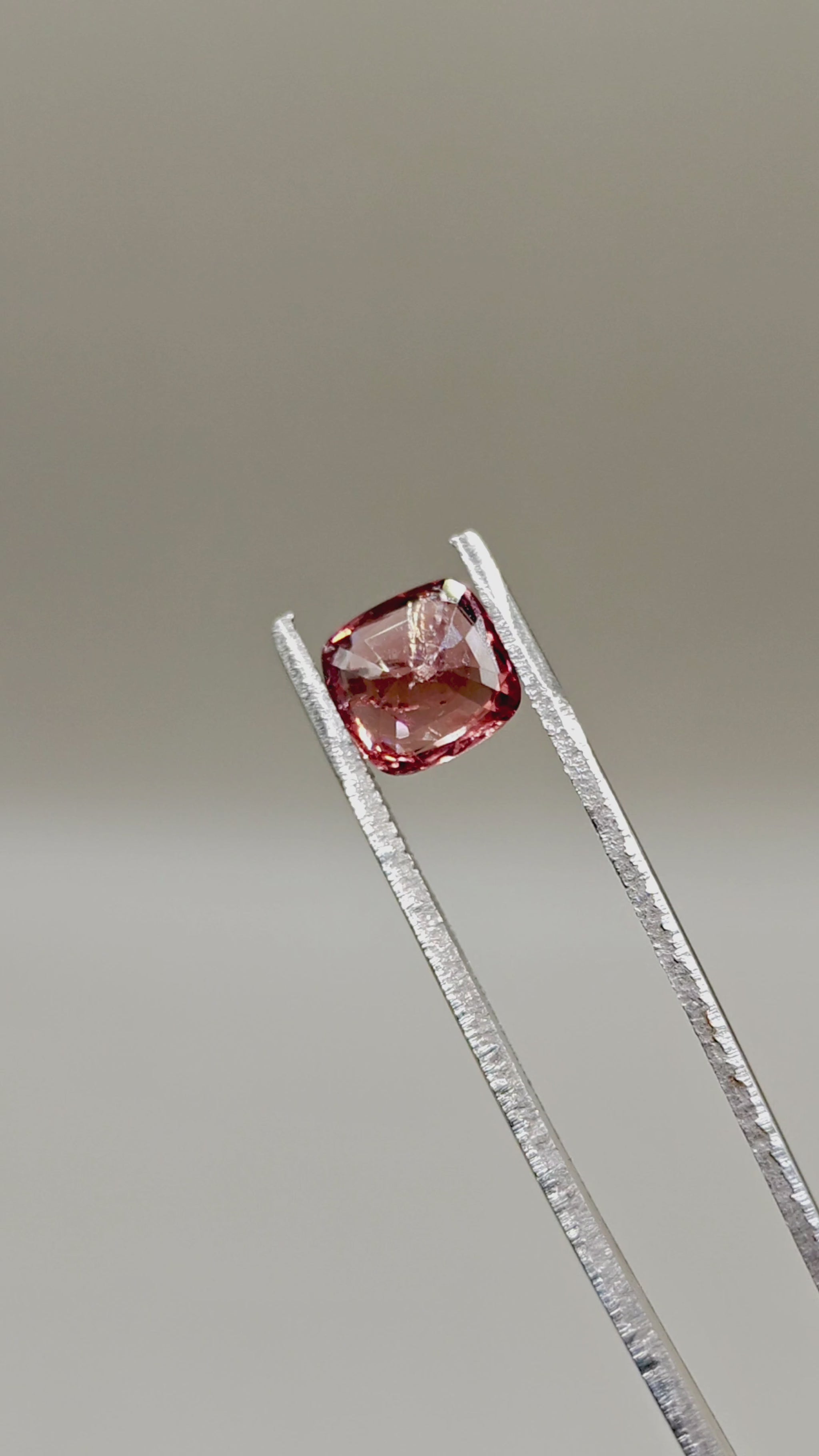 Natural Vanadium Spinel 2.59 ct Cushion – video 2