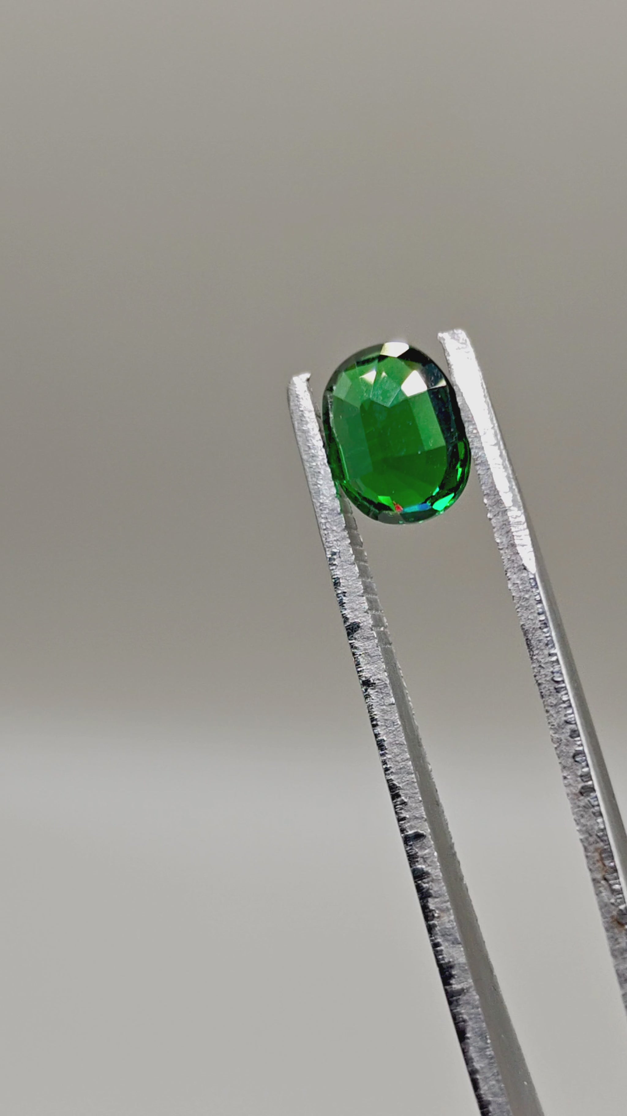 Natural Tsavorite 1.99 ct Oval – video 2