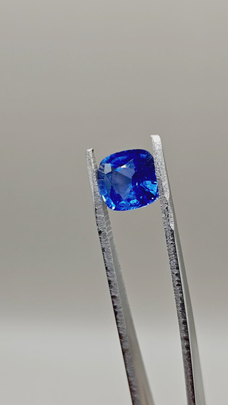 Natural Ceylon Cornflower Blue Sapphire 3.97 ct Cushion – video