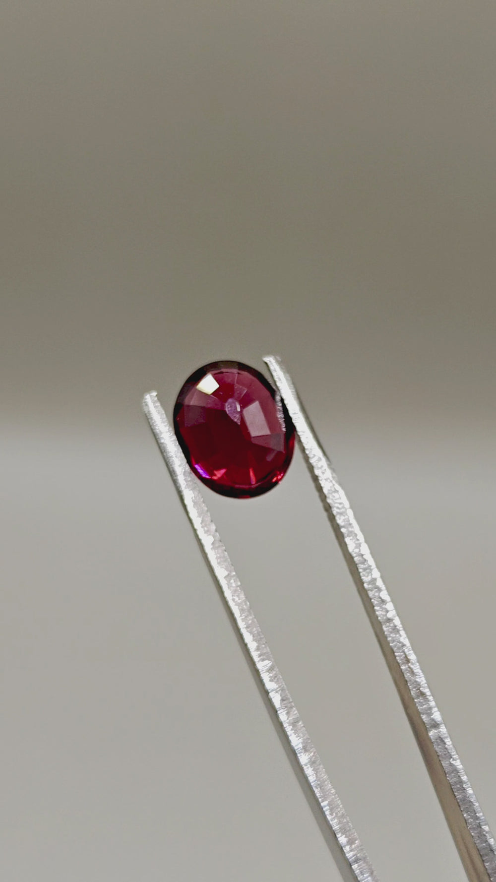 Natural Rhodolite 4.26 ct Oval – video 2