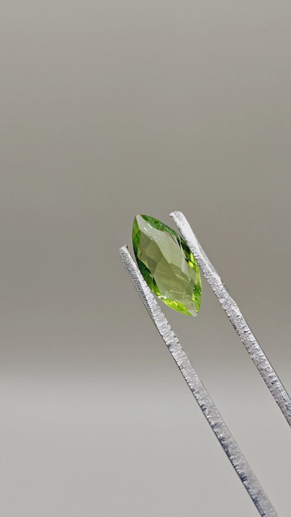Natural Peridot 1.98 ct Marquise – video 2