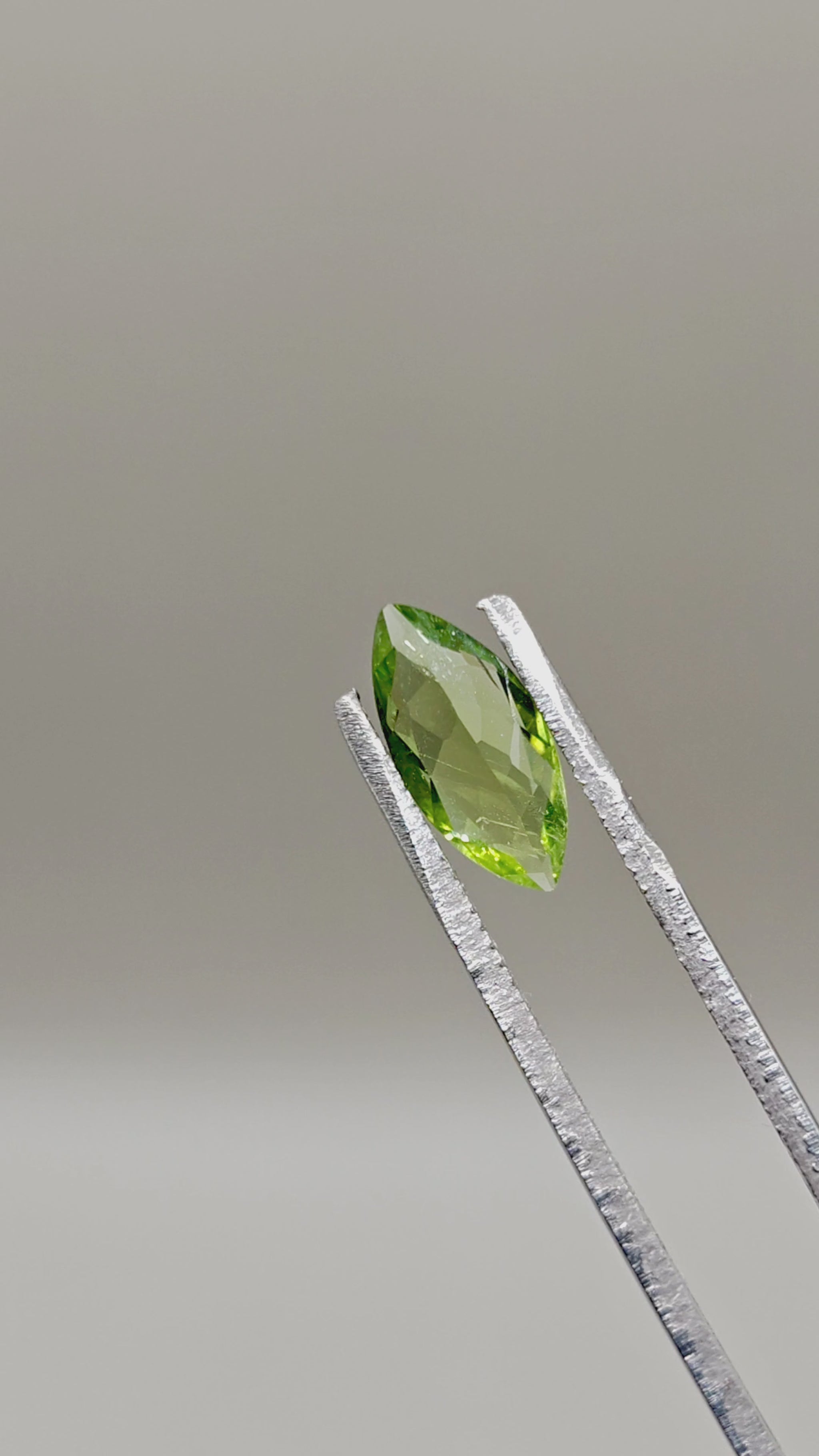 Natural Peridot 1.98 ct Marquise – video 2