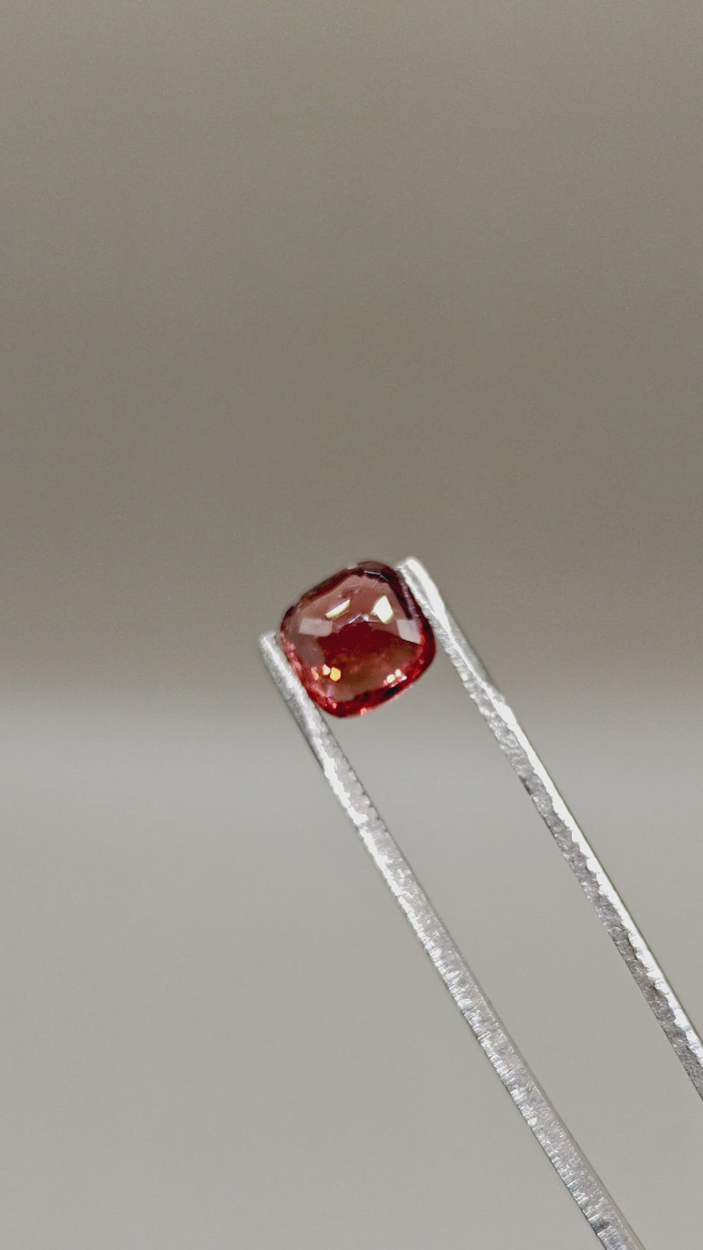 Natural Vanadium Spinel 2.33 ct Cushion – video 2