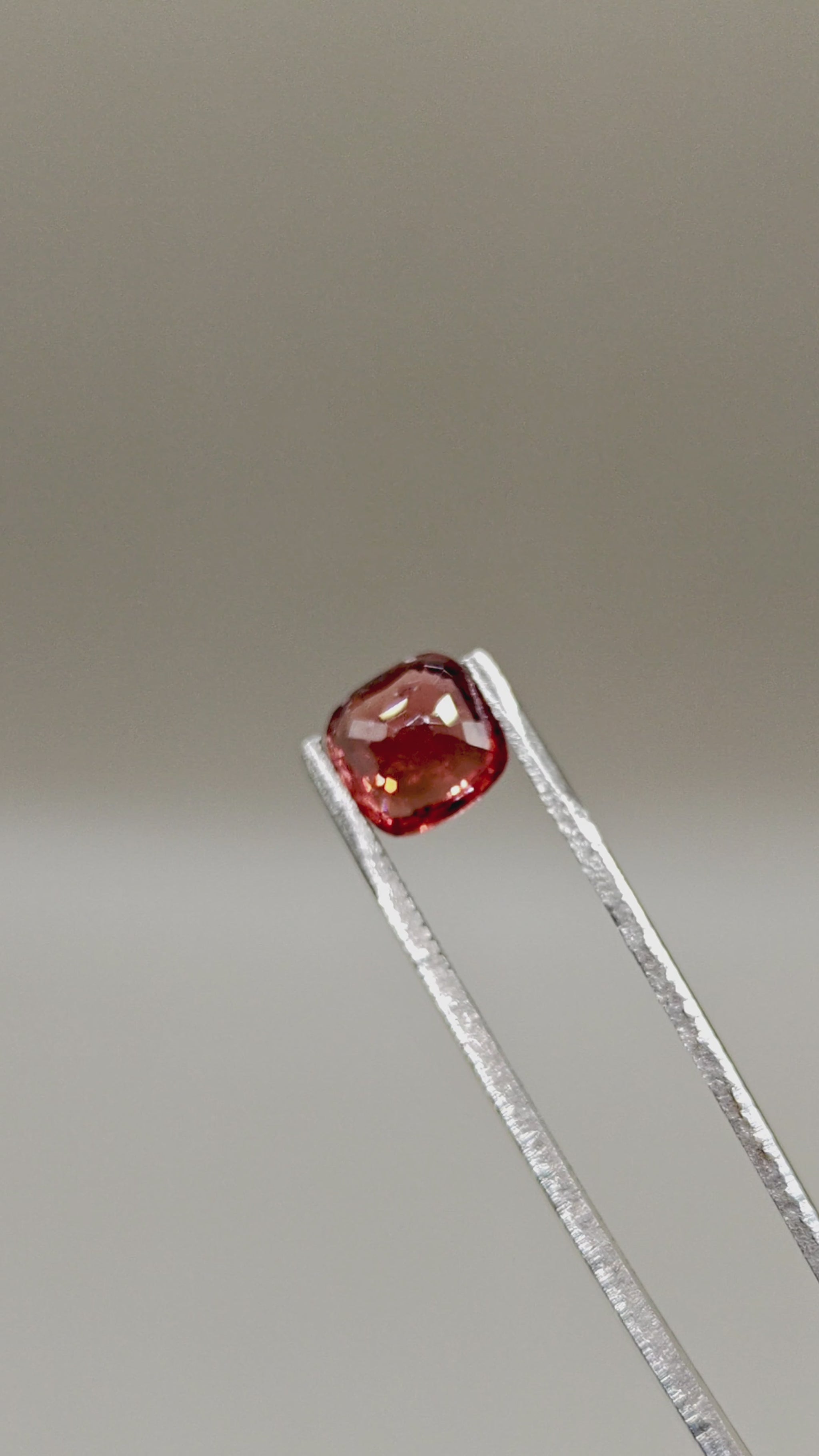 Natural Vanadium Spinel 2.33 ct Cushion – video 2
