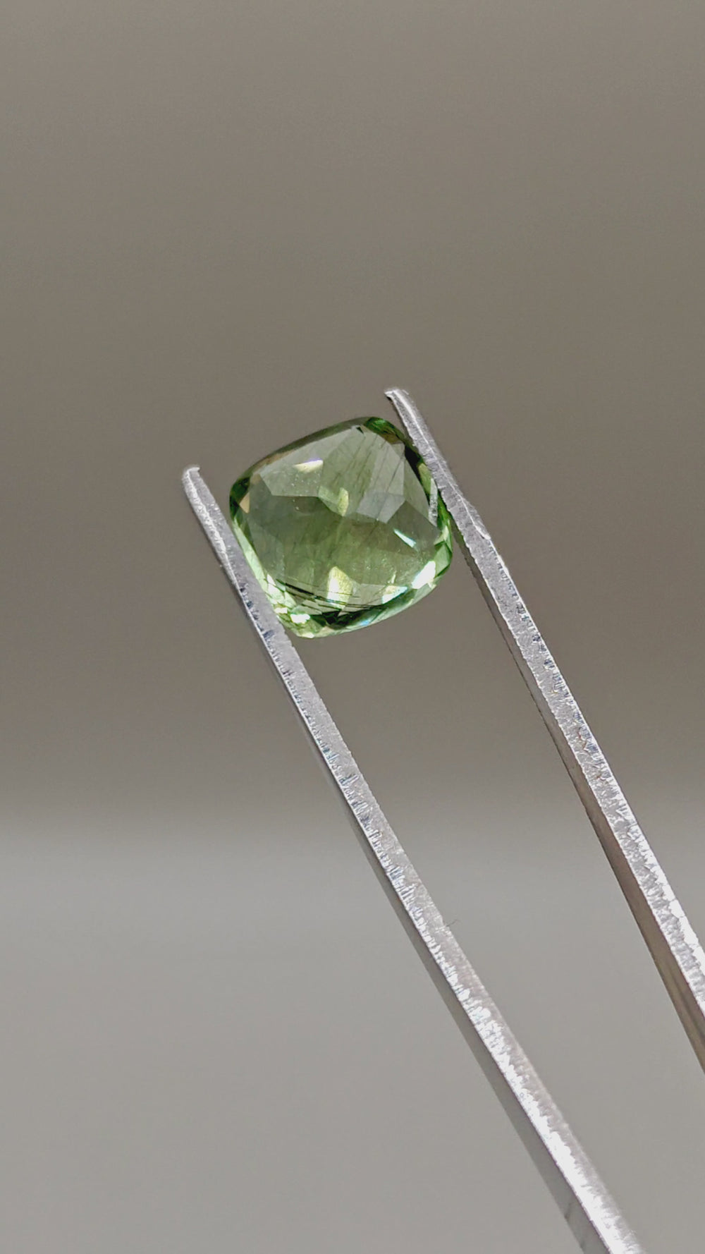 Natural Peridot with Rutile 7.87 ct Cushion – video 2