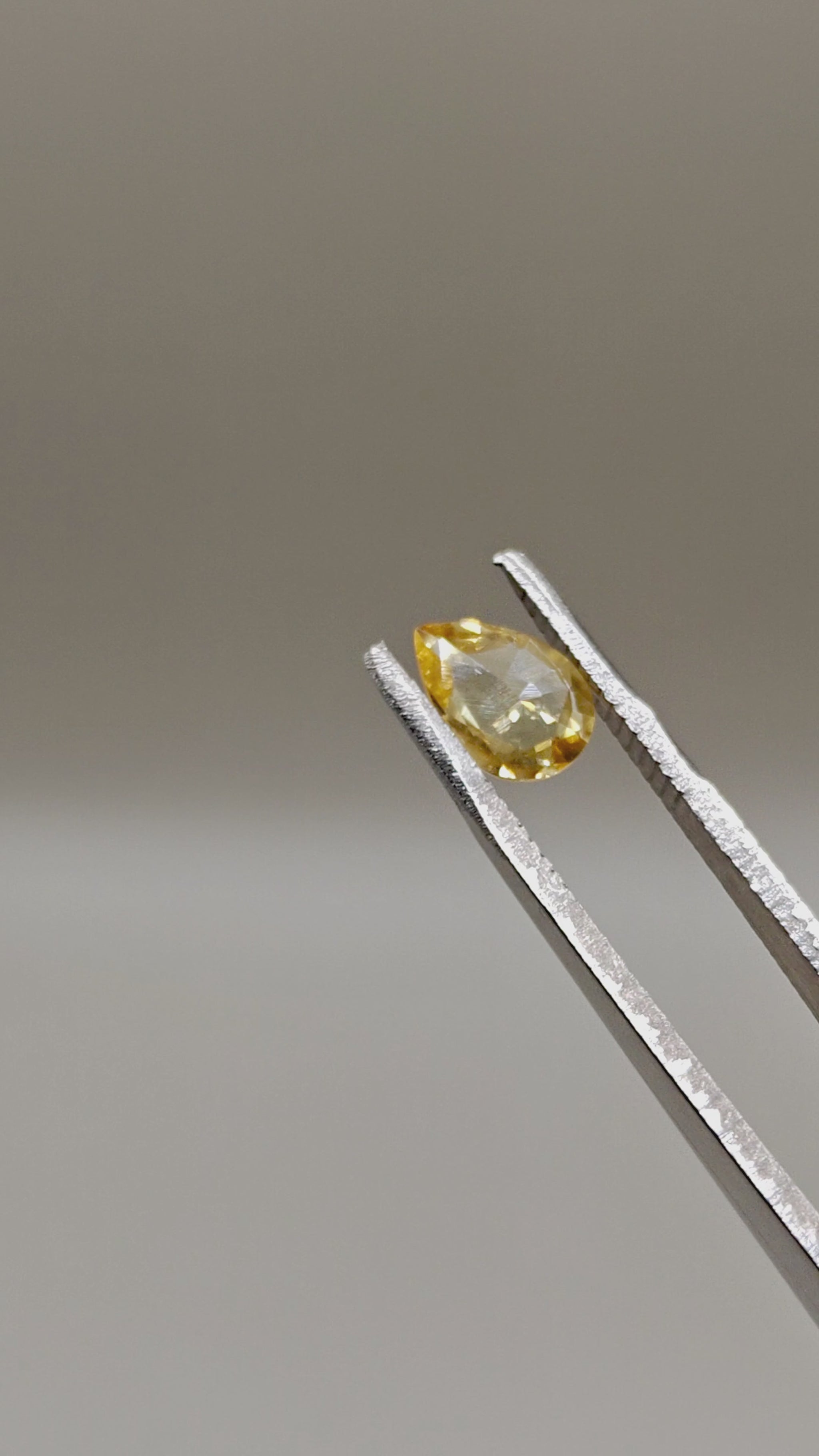 Natural Zircon 1.37 ct Pear – video 2