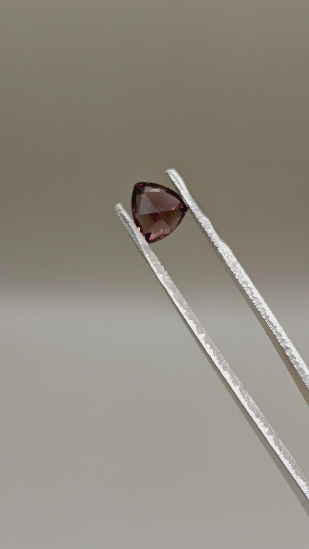 Natural Color-Changing Malaya Garnet 2.65 ct Triangular – video 2