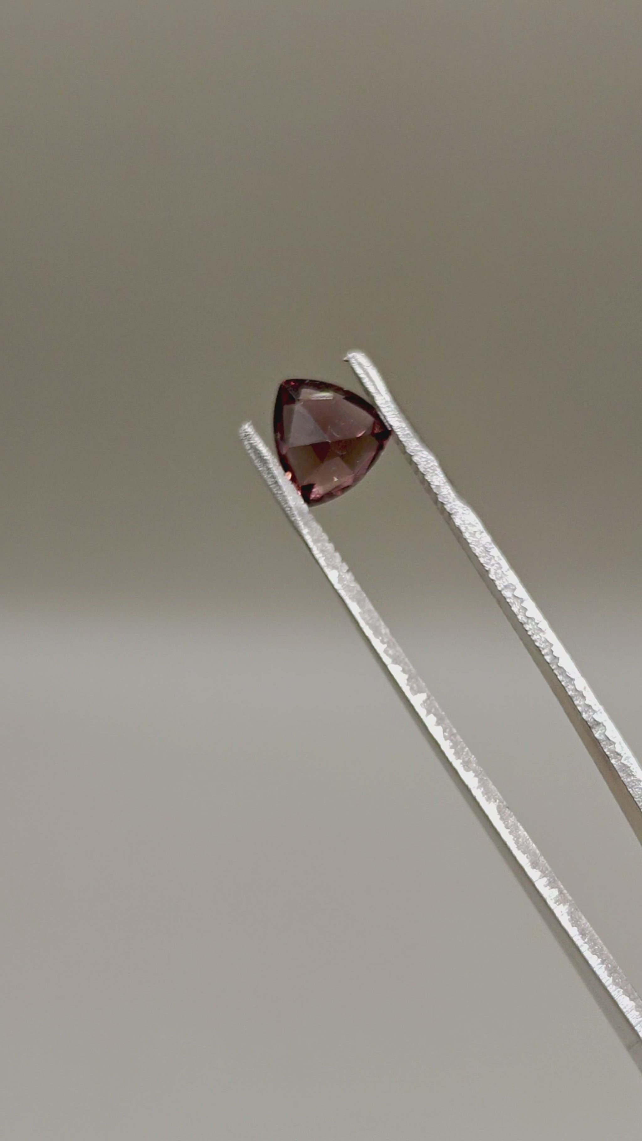 Natural Color-Changing Malaya Garnet 2.65 ct Triangular – video 2