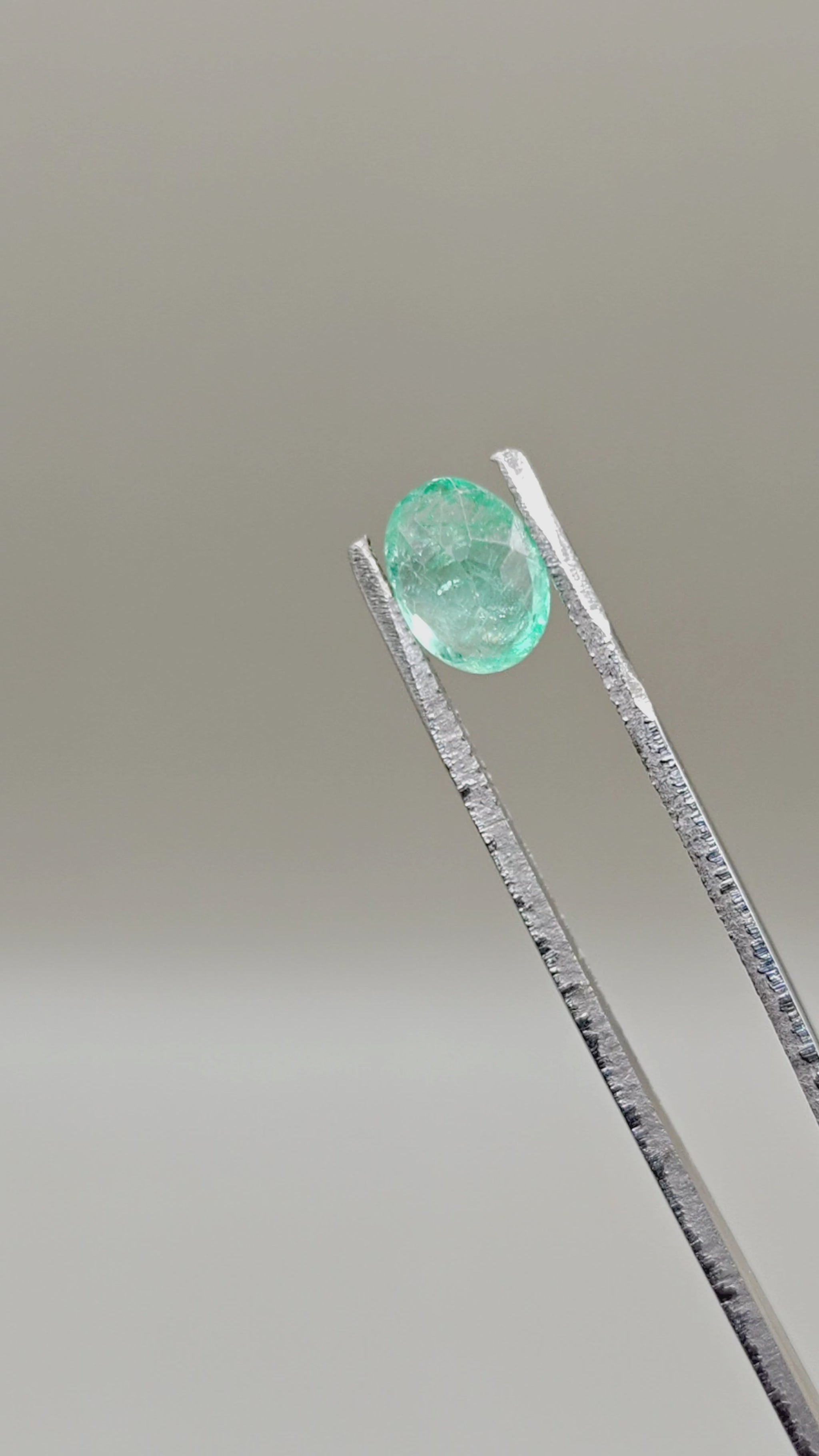 Natural Colombian Emerald 1.65 ct Oval – video 2