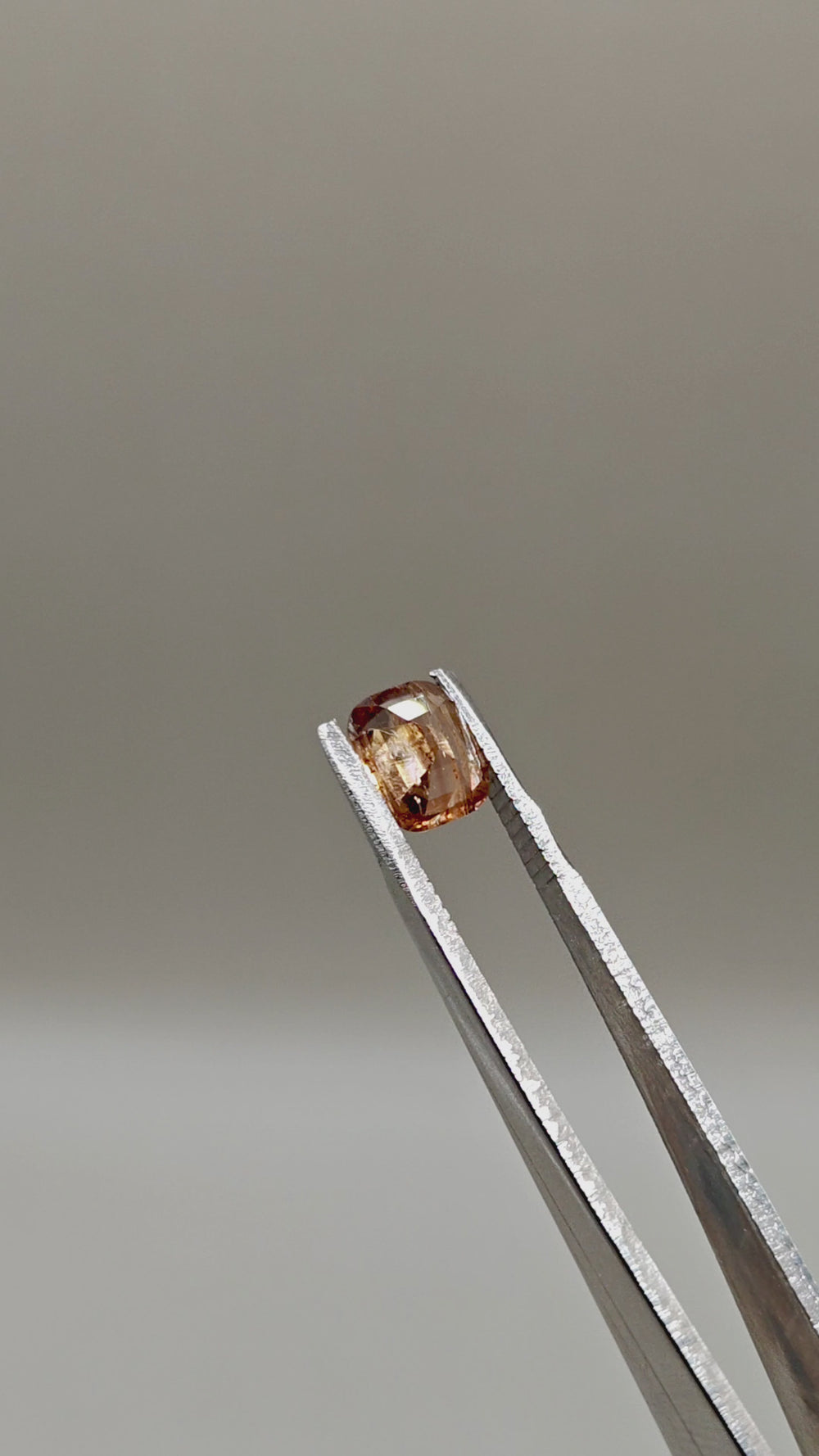Natural Zircon 2.32 ct Cushion – video 2
