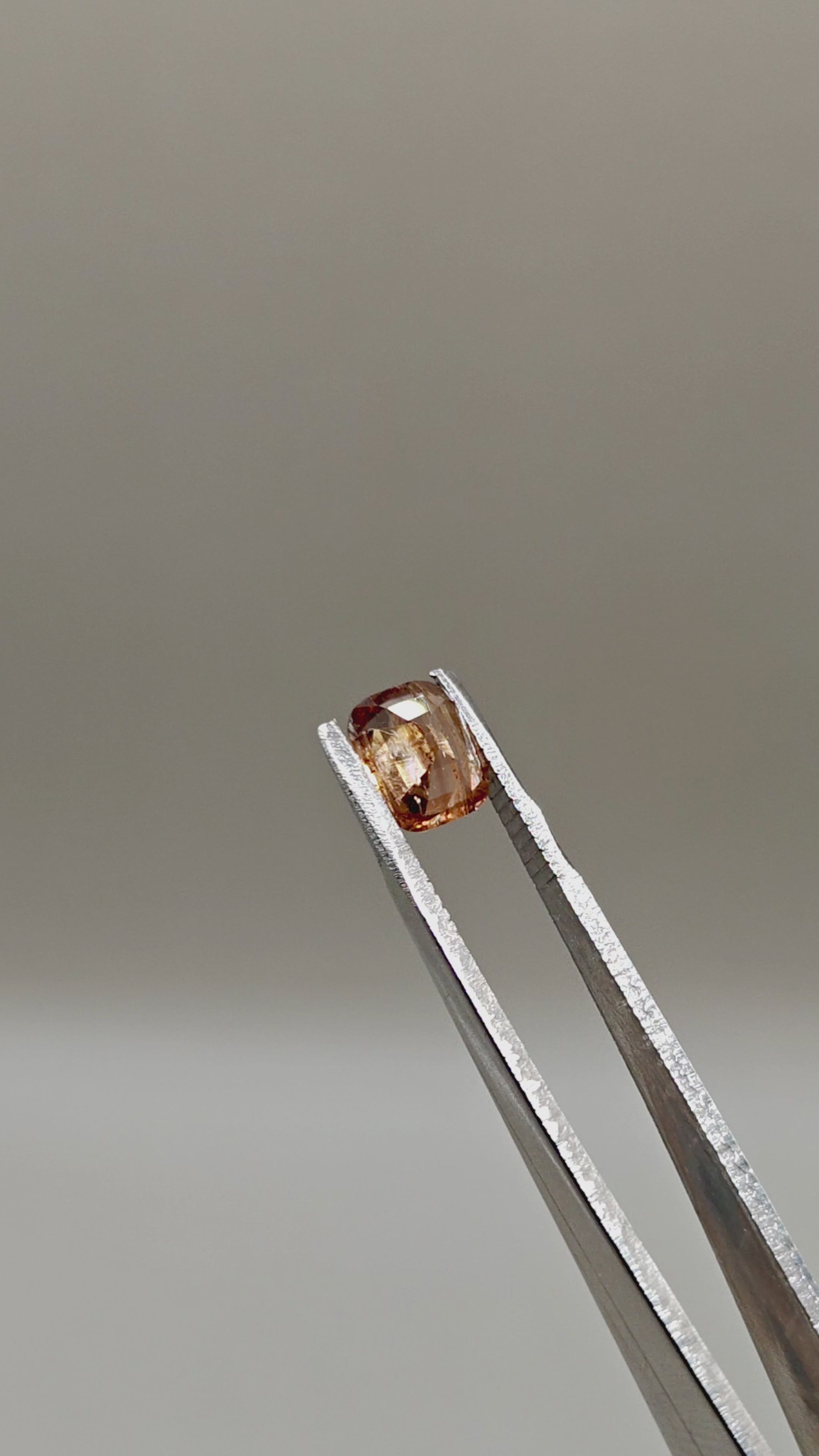 Natural Zircon 2.32 ct Cushion – video 2