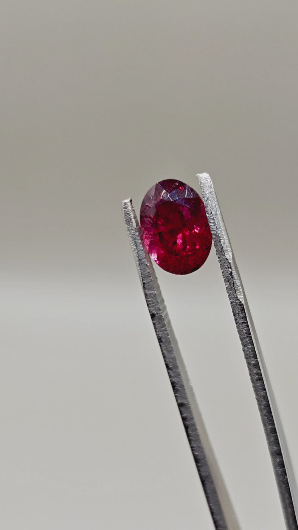 Natural Rhodolite 3.39 ct Oval – video