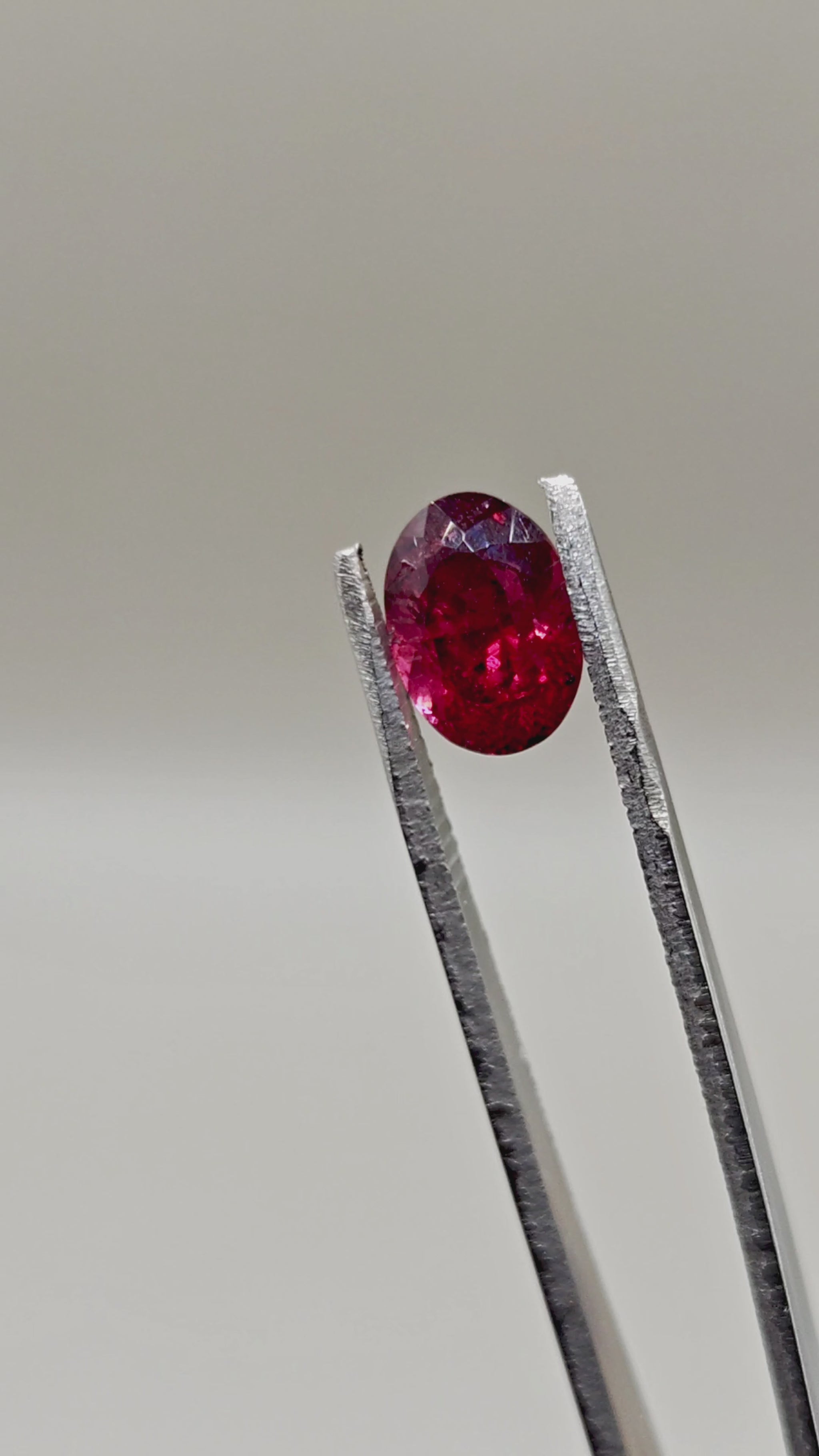 Natural Rhodolite 3.39 ct Oval – video