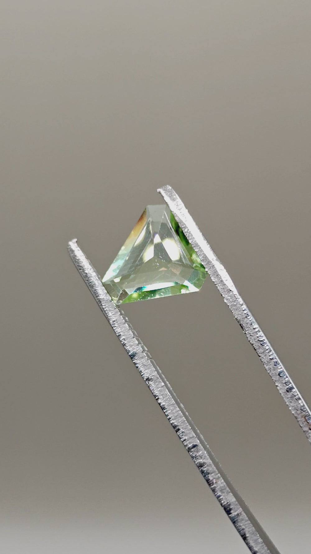 Natural Peridot 1.69 ct Fancy Trillion – video 2