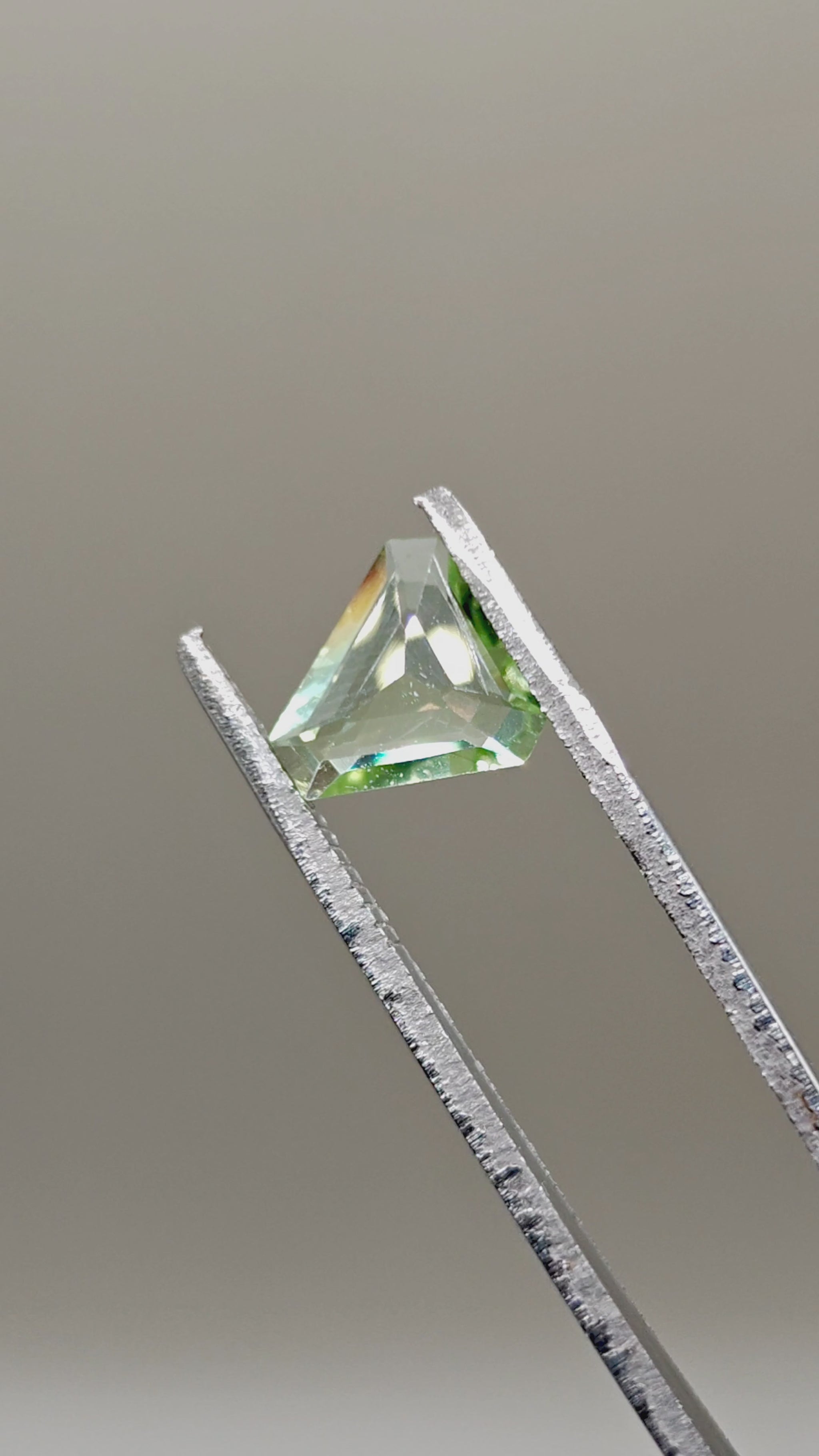 Natural Peridot 1.69 ct Fancy Trillion – video 2