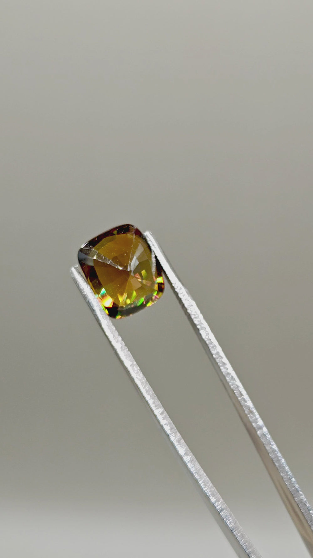 Natural Titanite 7.17 ct Cushion – video 2