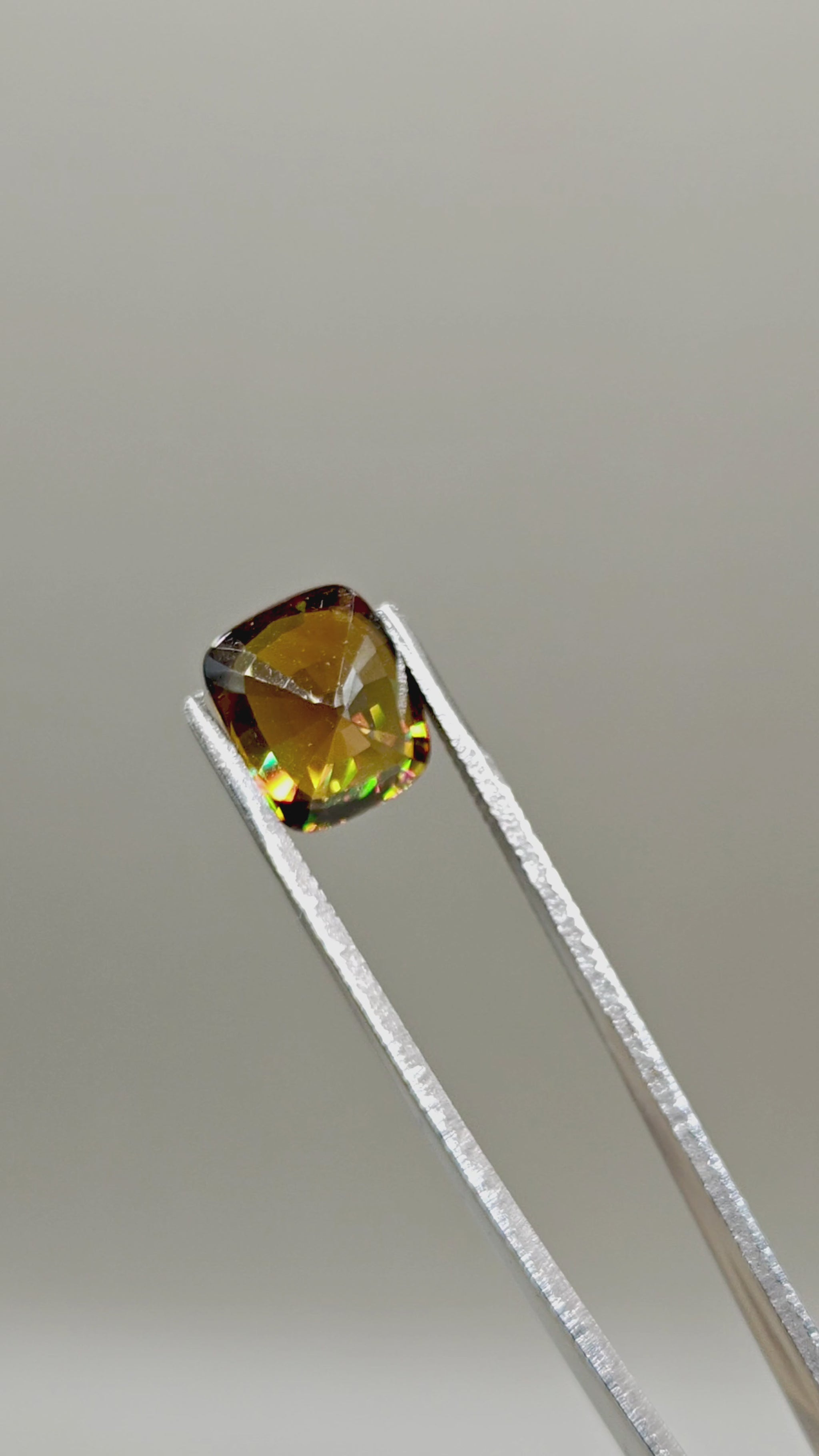 Natural Titanite 7.17 ct Cushion – video 2