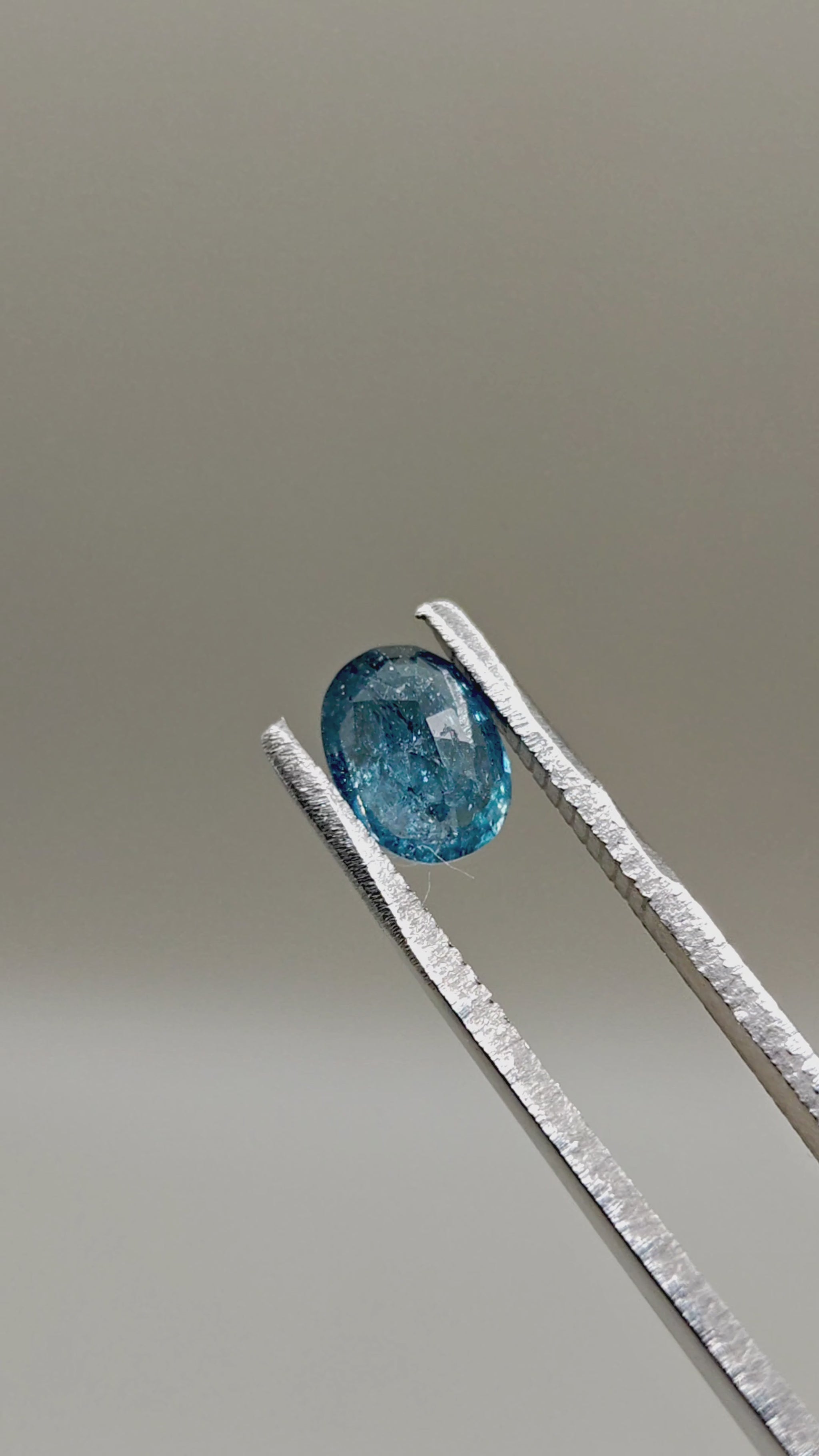 Natural Spinel 1.68 ct Oval – video 2