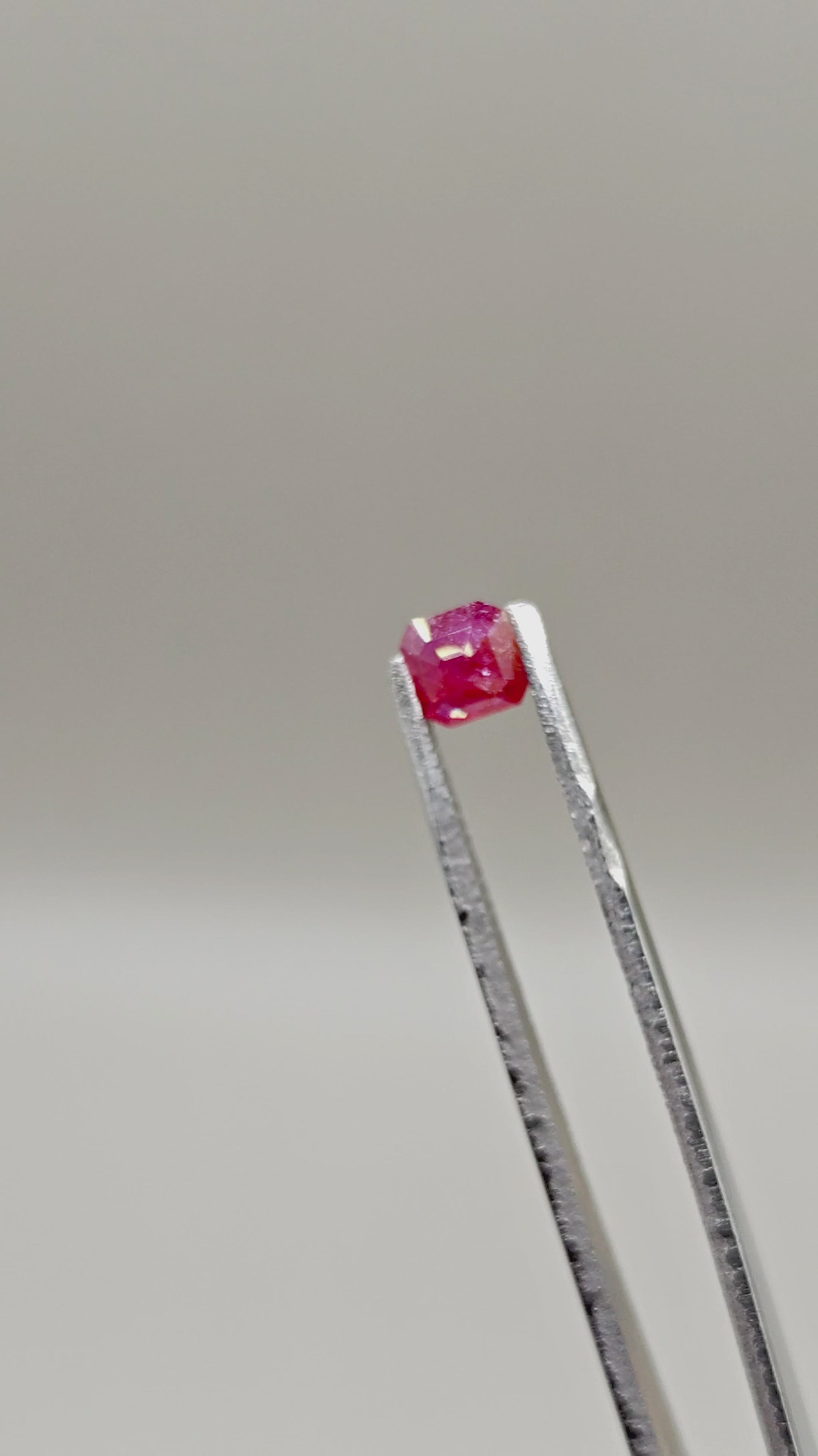 Natural Unheated Ruby 0.84 ct Octagonal – video 2
