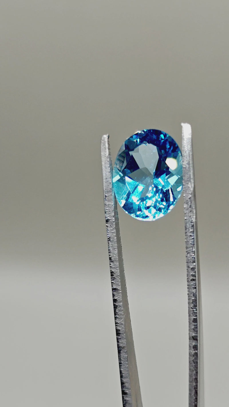 Natürlicher Swiss-Blue-Topas (bestrahlt) — 7,48 ct — Oval